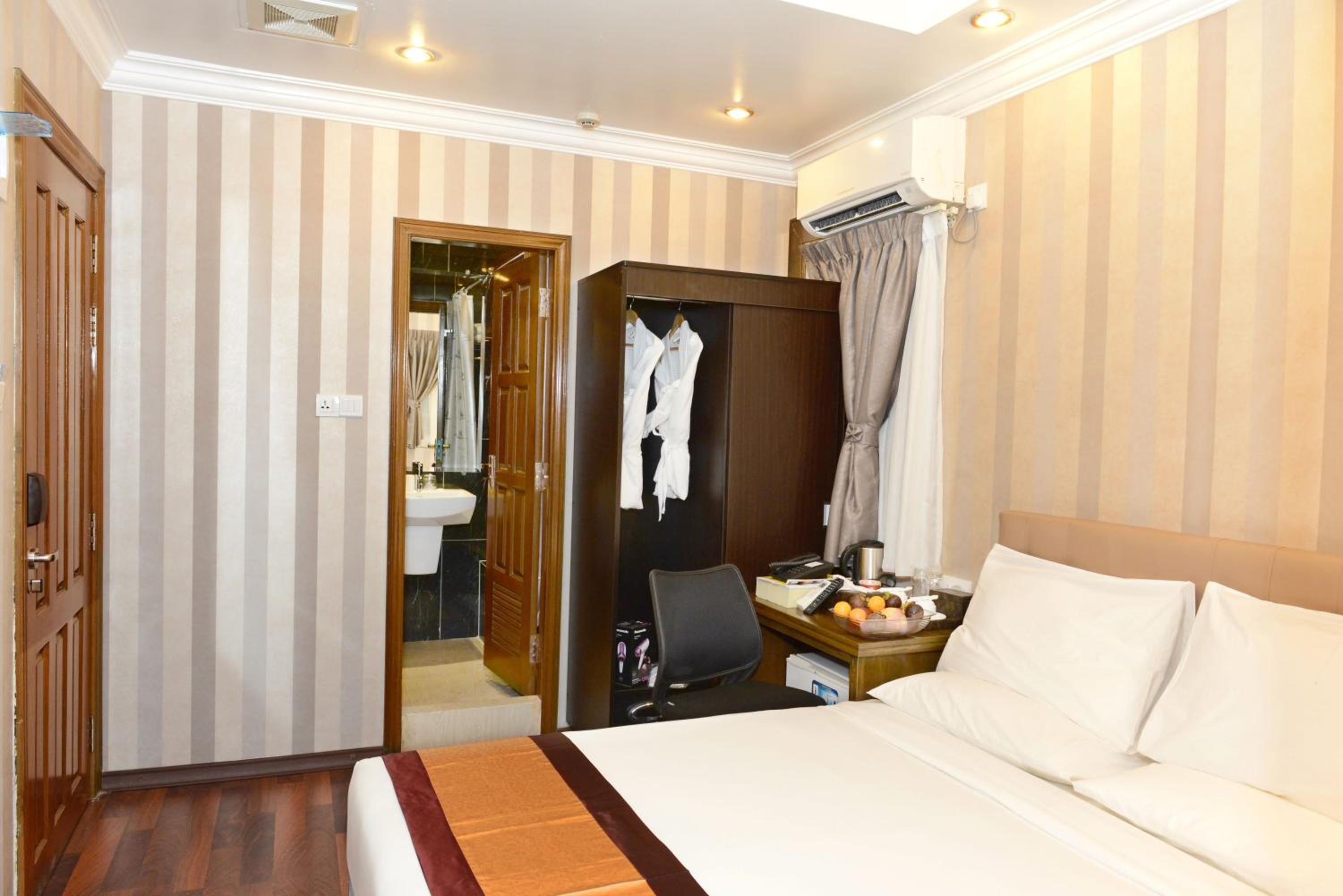 Superior Double or Twin Room with City and Street View  photo 2