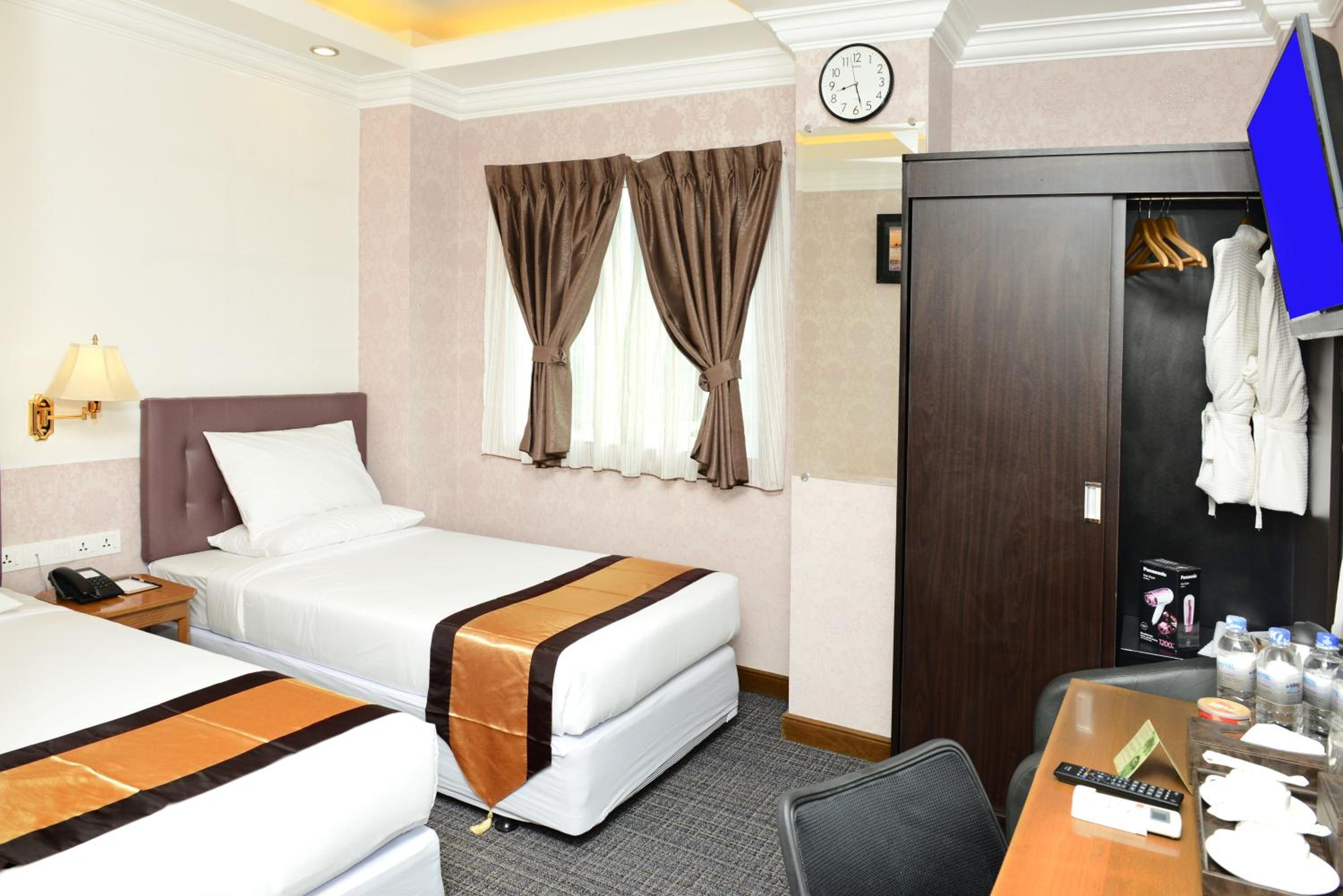 Superior Double or Twin Room with City and Street View  photo 3