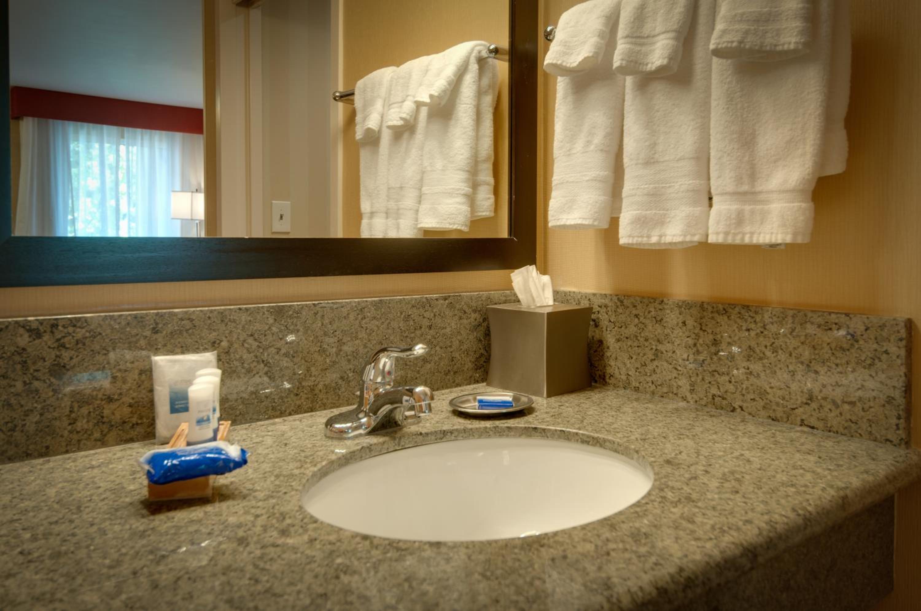 King Room with Interior Access - Non-Smoking - Photo 11