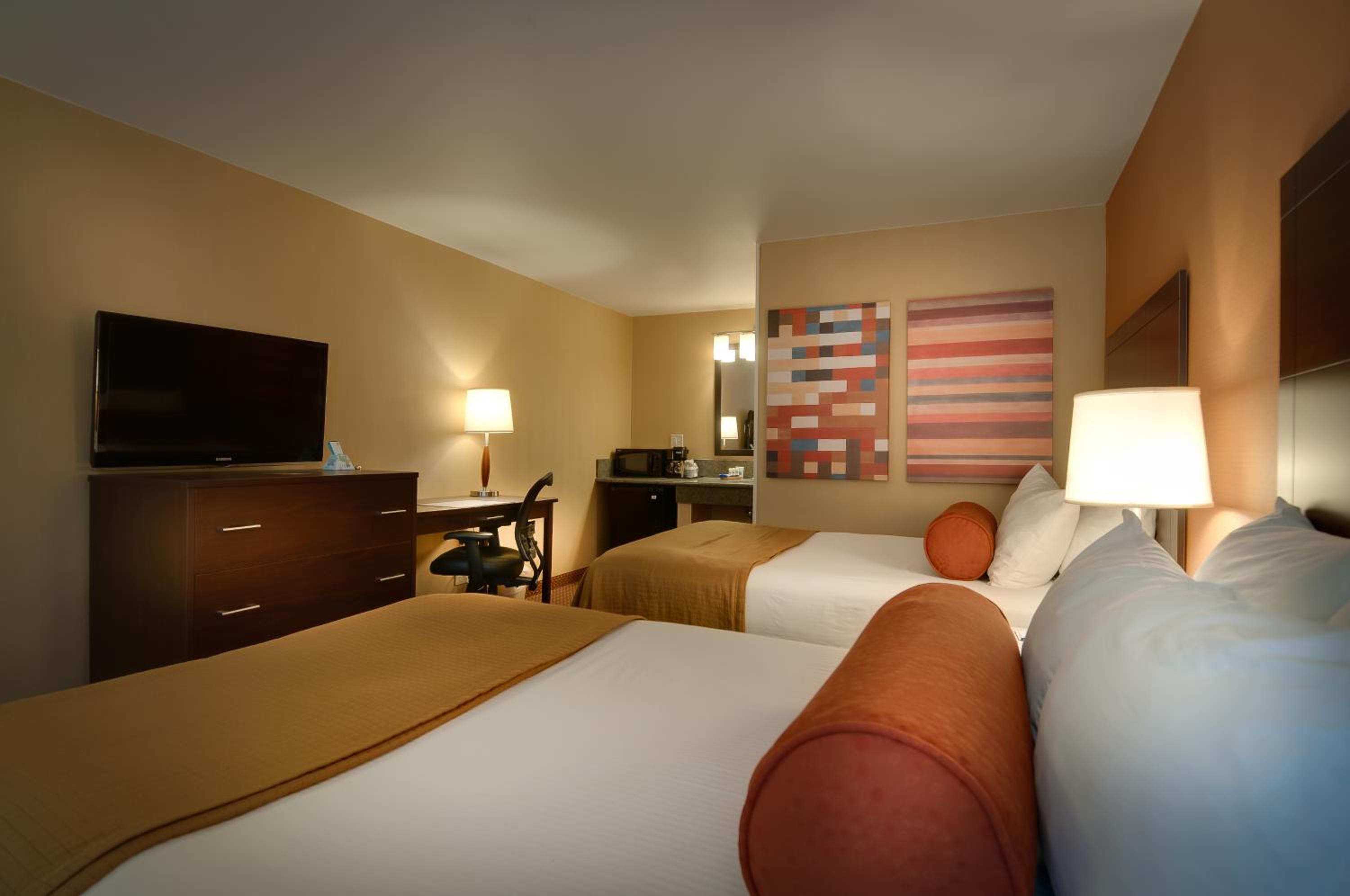 Queen Room with Two Queen Beds - Non-Smoking - Photo 8