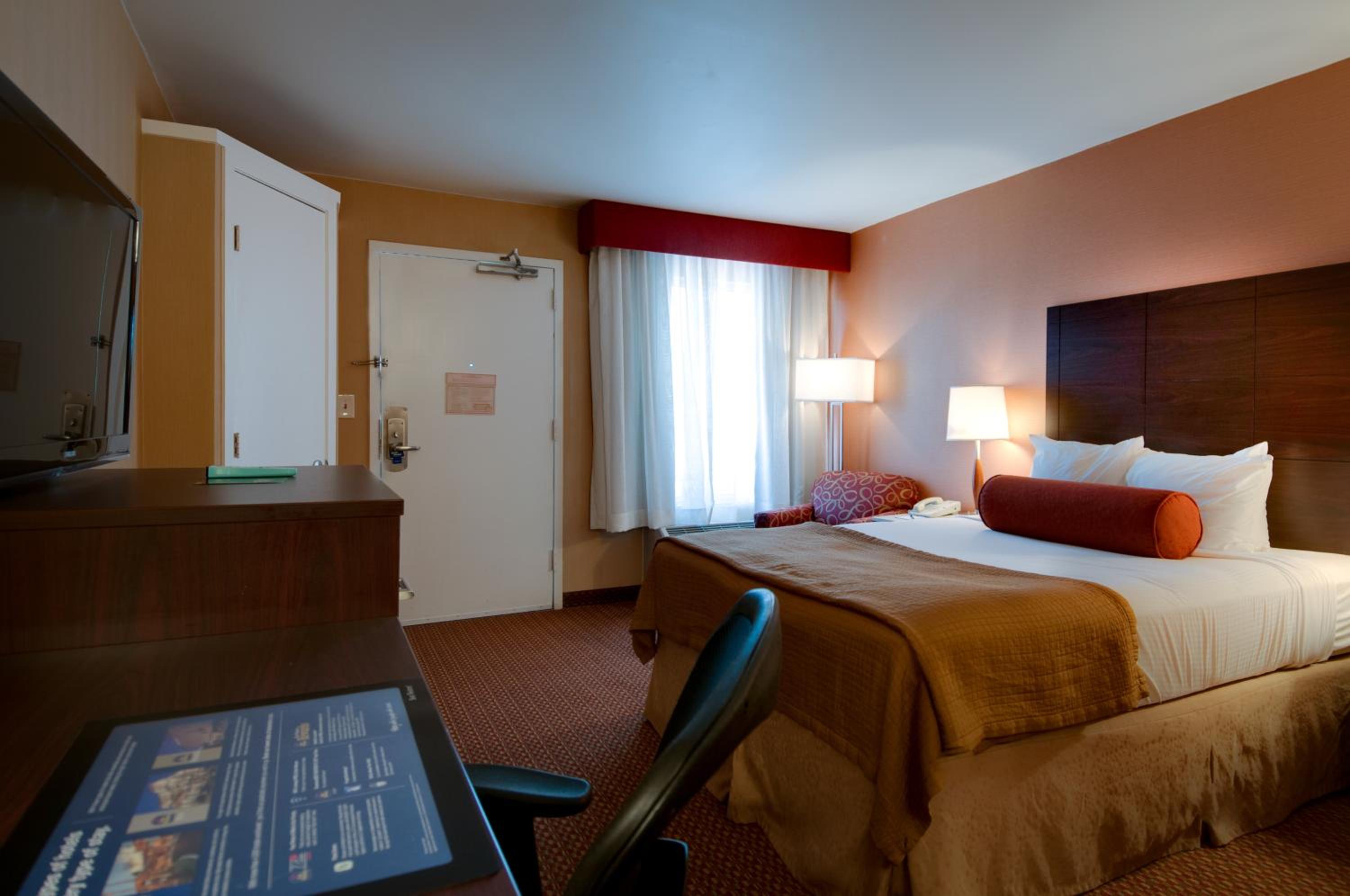 Queen Room - Non-Smoking - Photo 12