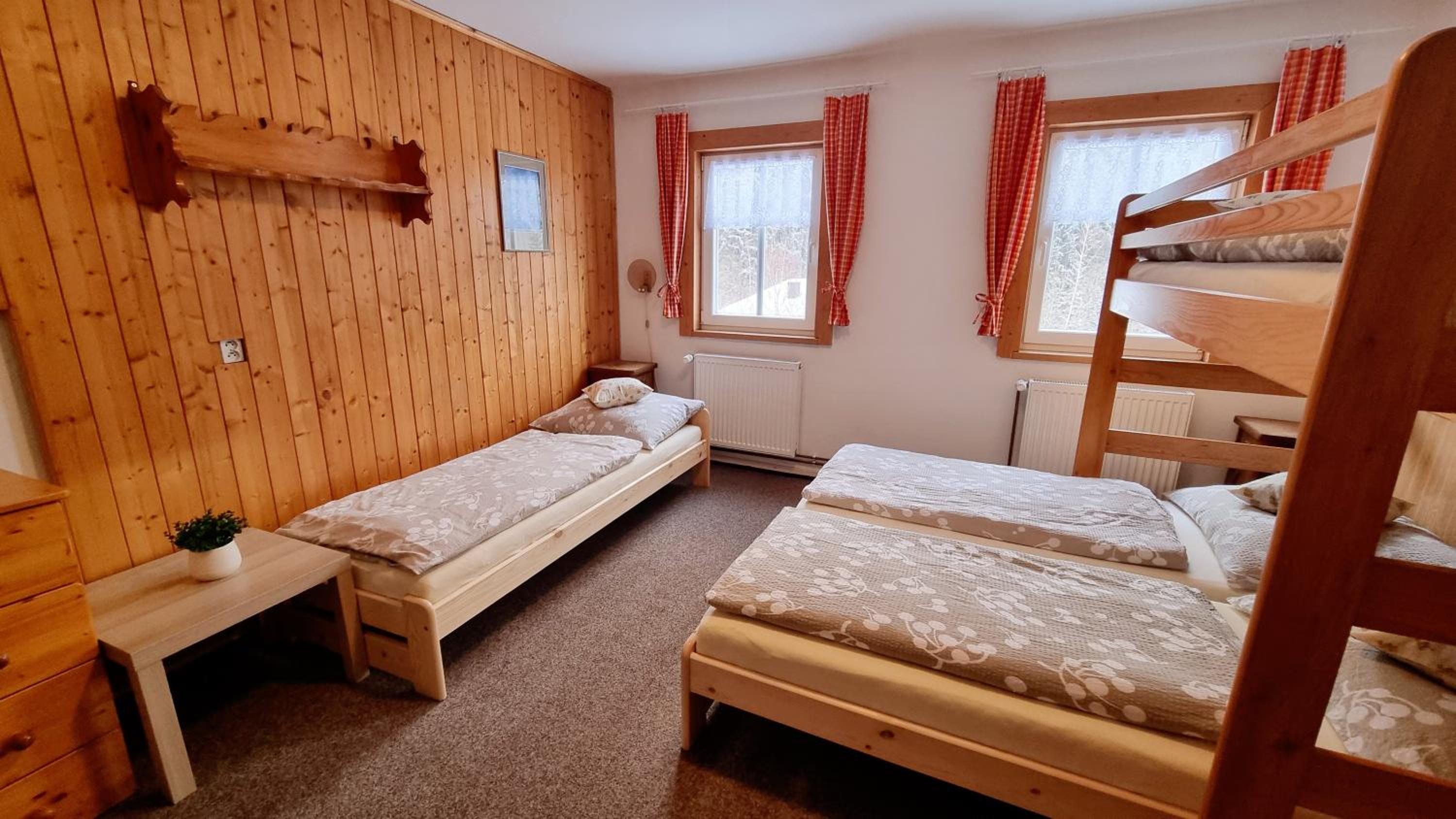 Quadruple Room with Shared Bathroom photo 2