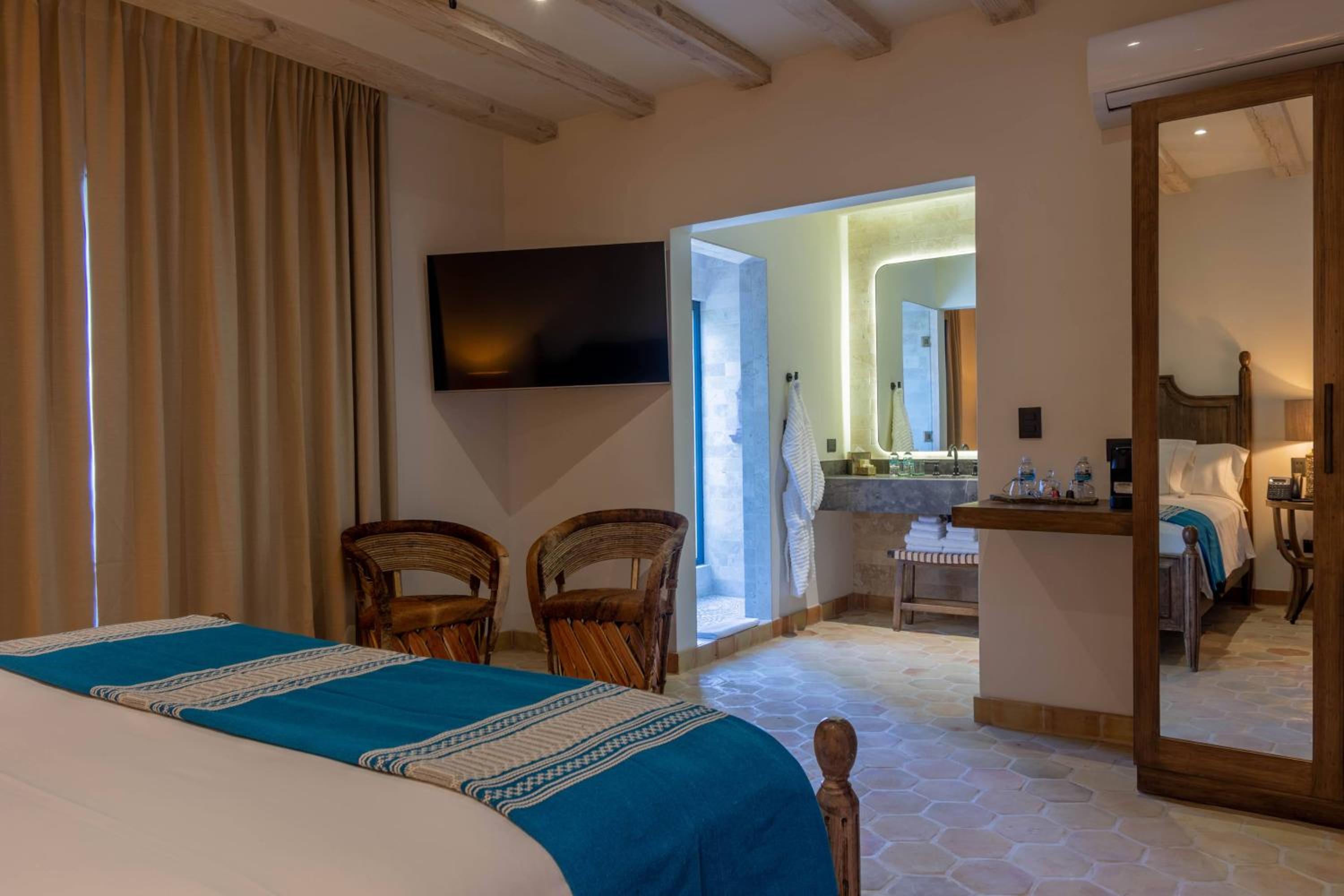 Deluxe Room - Photo 6