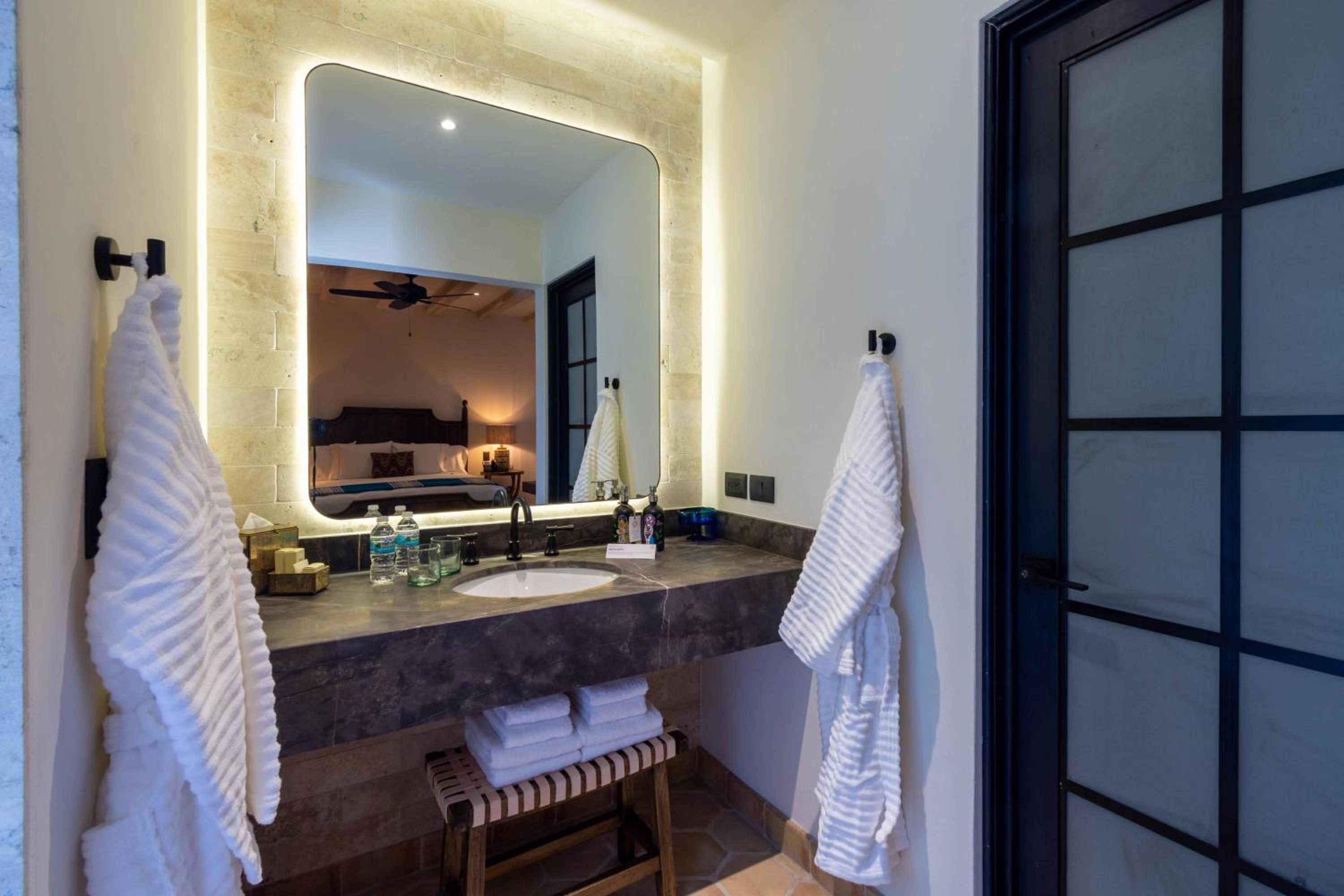 Deluxe Room - Photo 2