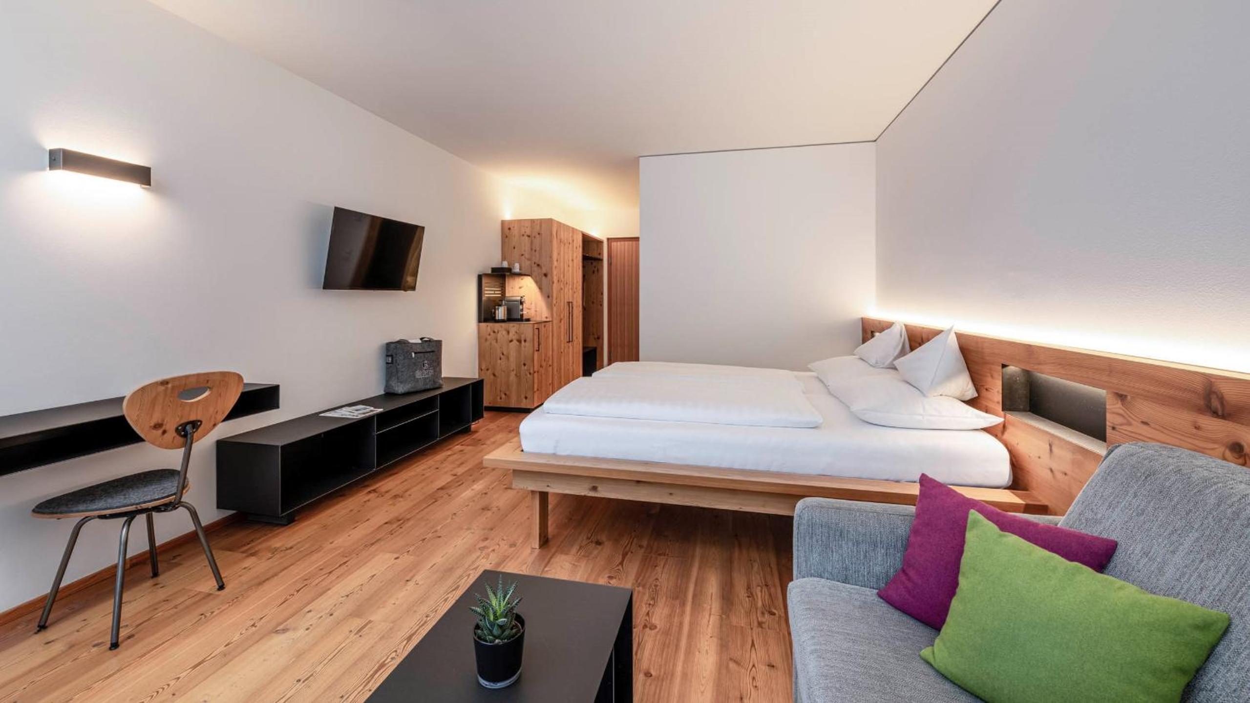 Double Room L with Balcony - Photo 5