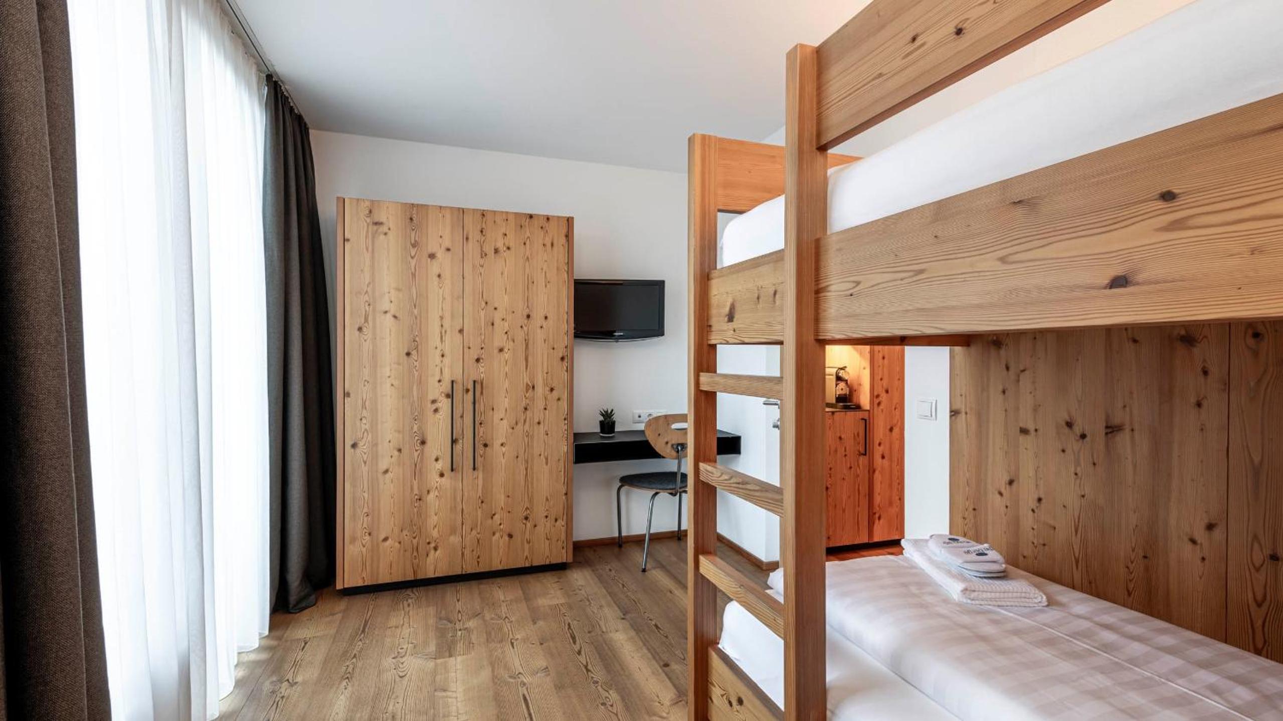 Family Suite L with Balcony - Photo 2