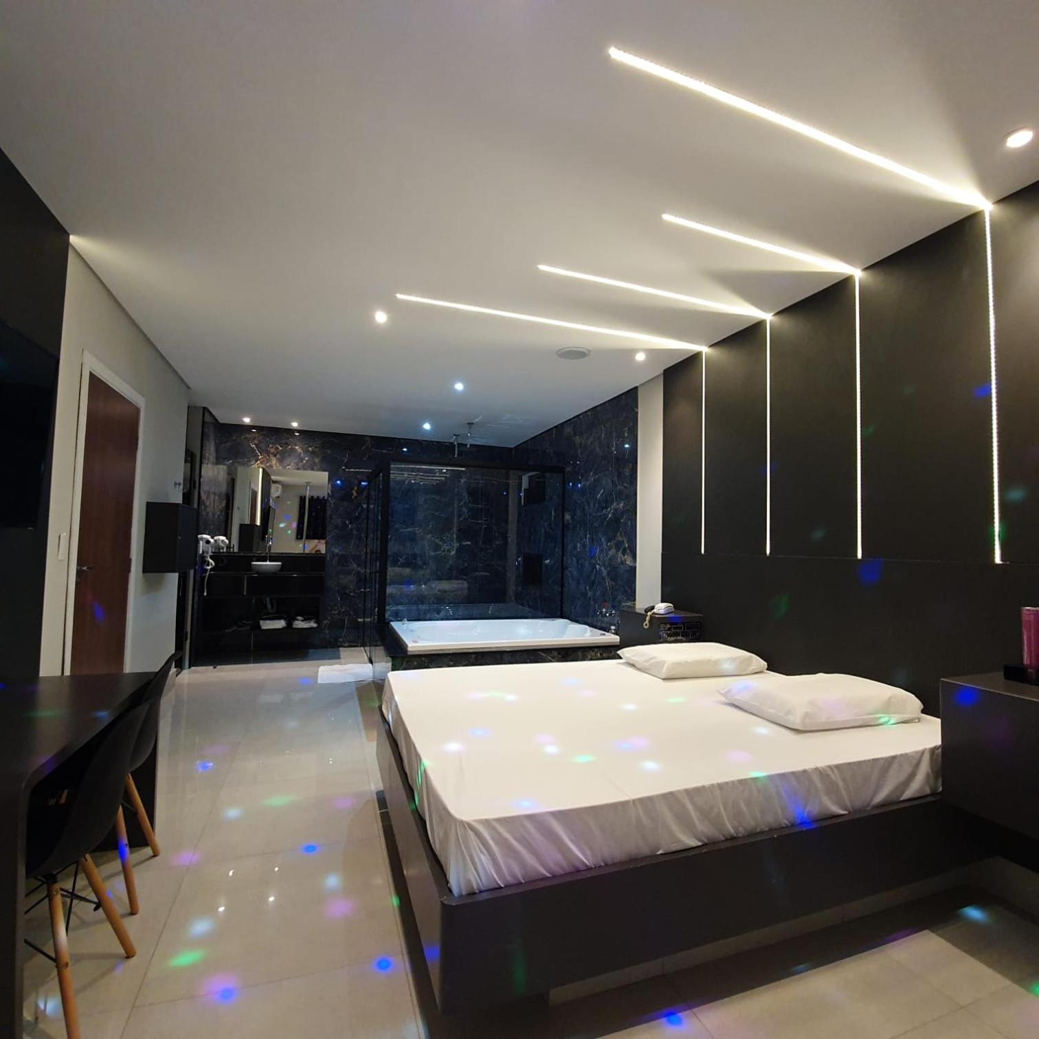 Deluxe Suite with Spa Bath - Photo 27