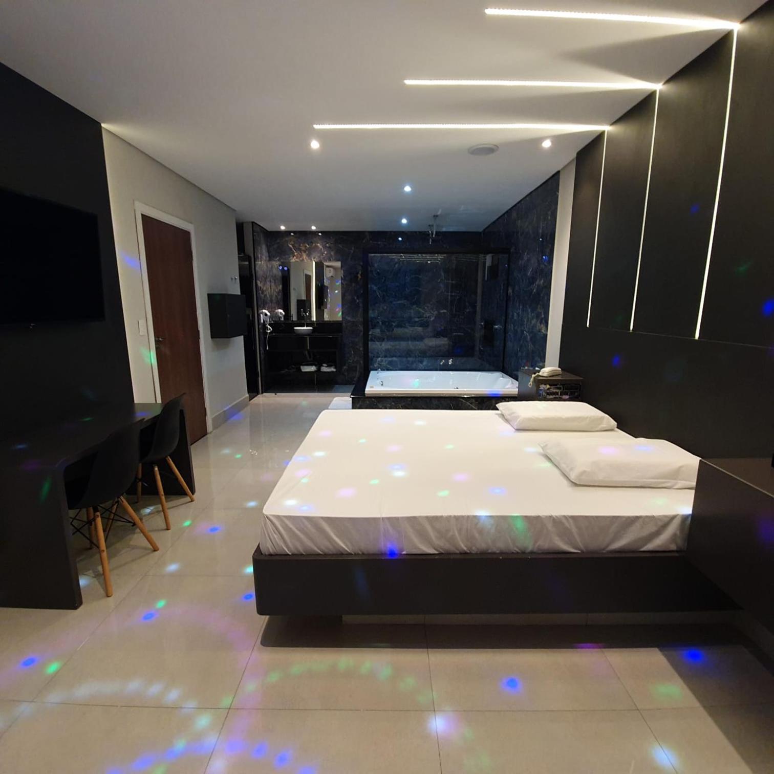 Deluxe Suite with Spa Bath - Photo 26