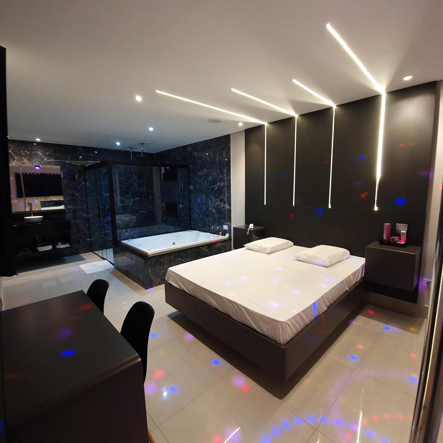 Deluxe Suite with Spa Bath - Photo 17