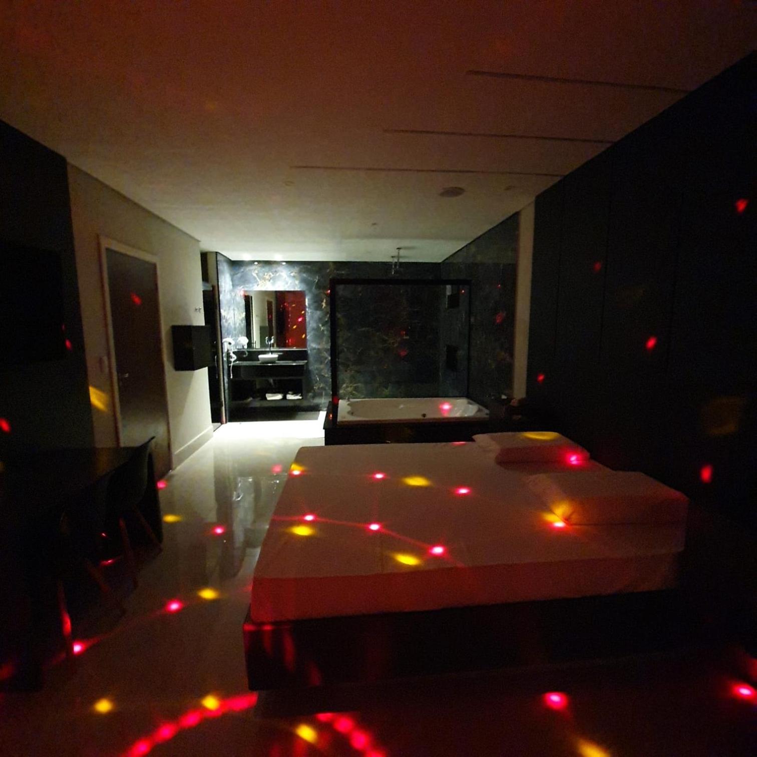 Deluxe Suite with Spa Bath - Photo 24