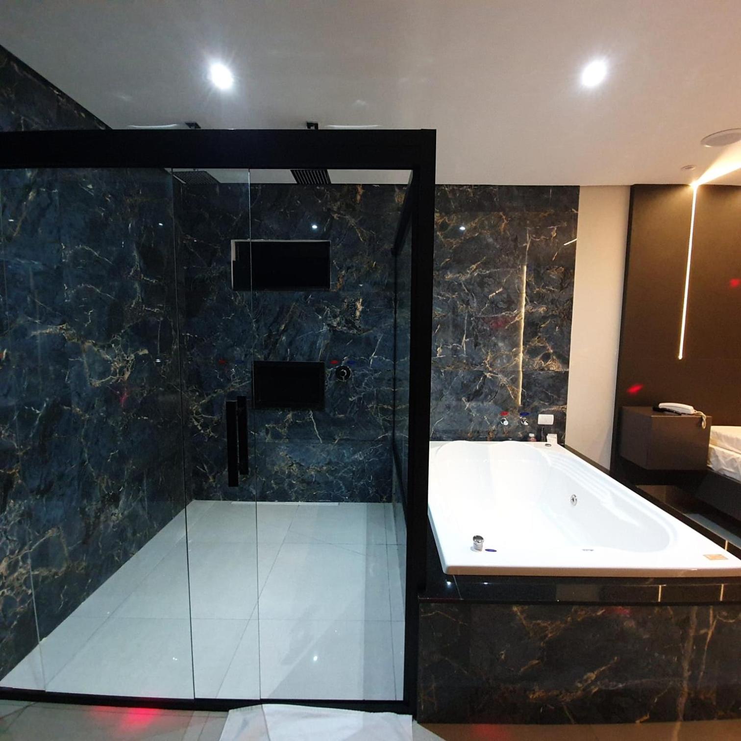 Deluxe Suite with Spa Bath - Photo 25