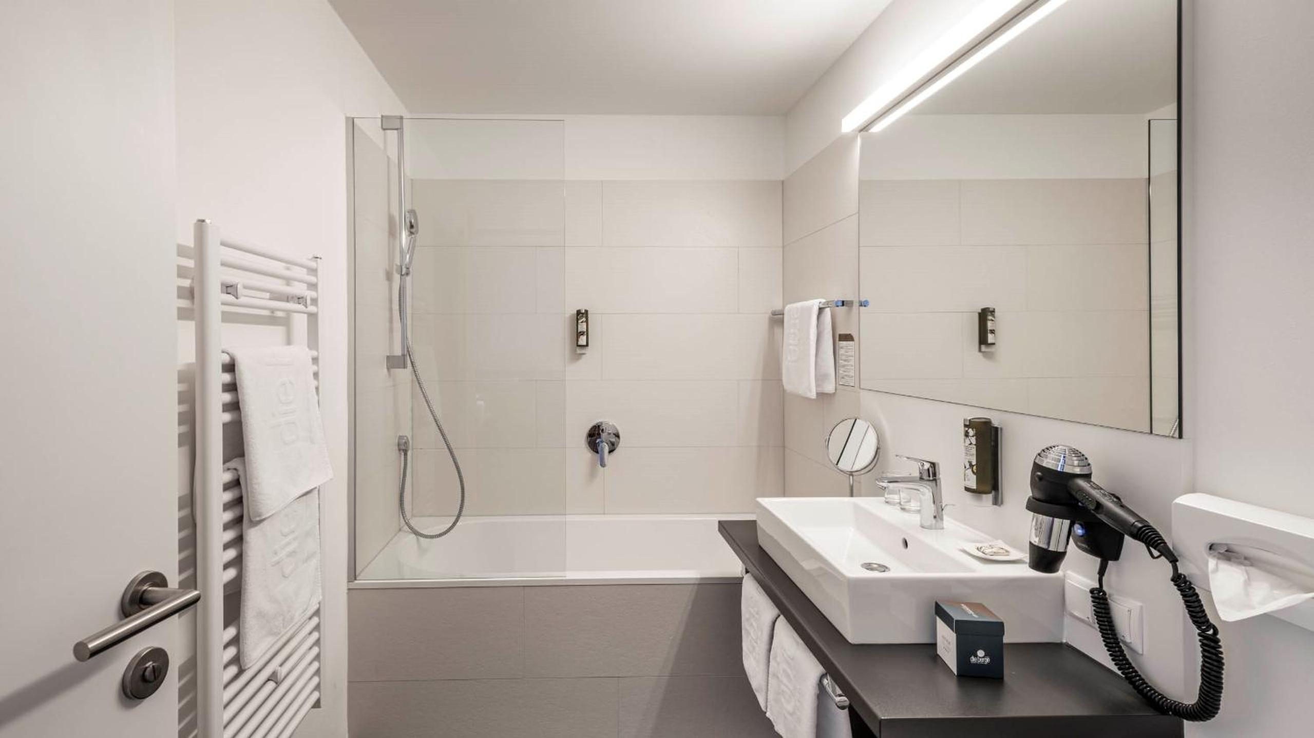 Double Room M with Balcony - Photo 9