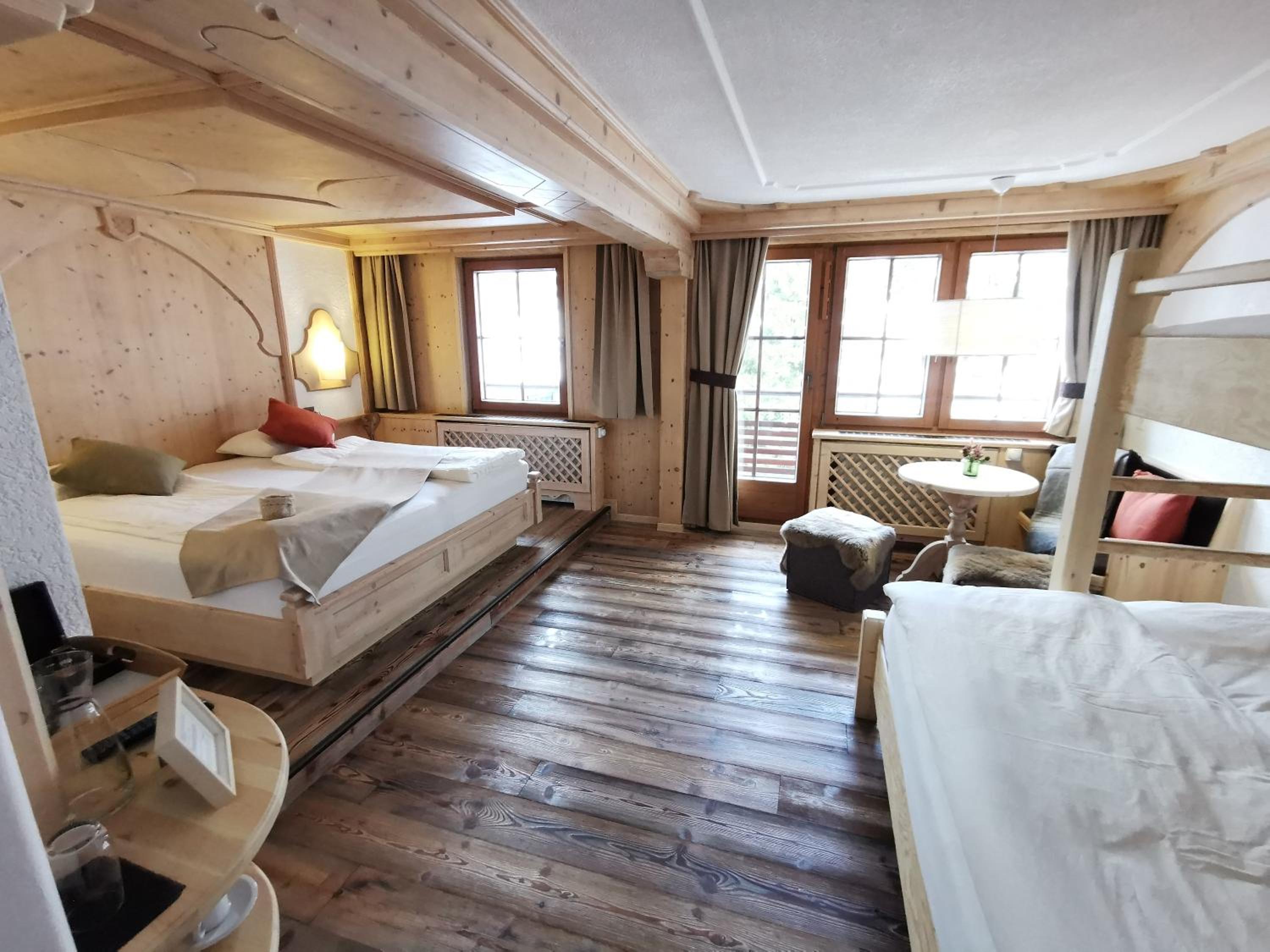 Deluxe Family Suite - Photo 13