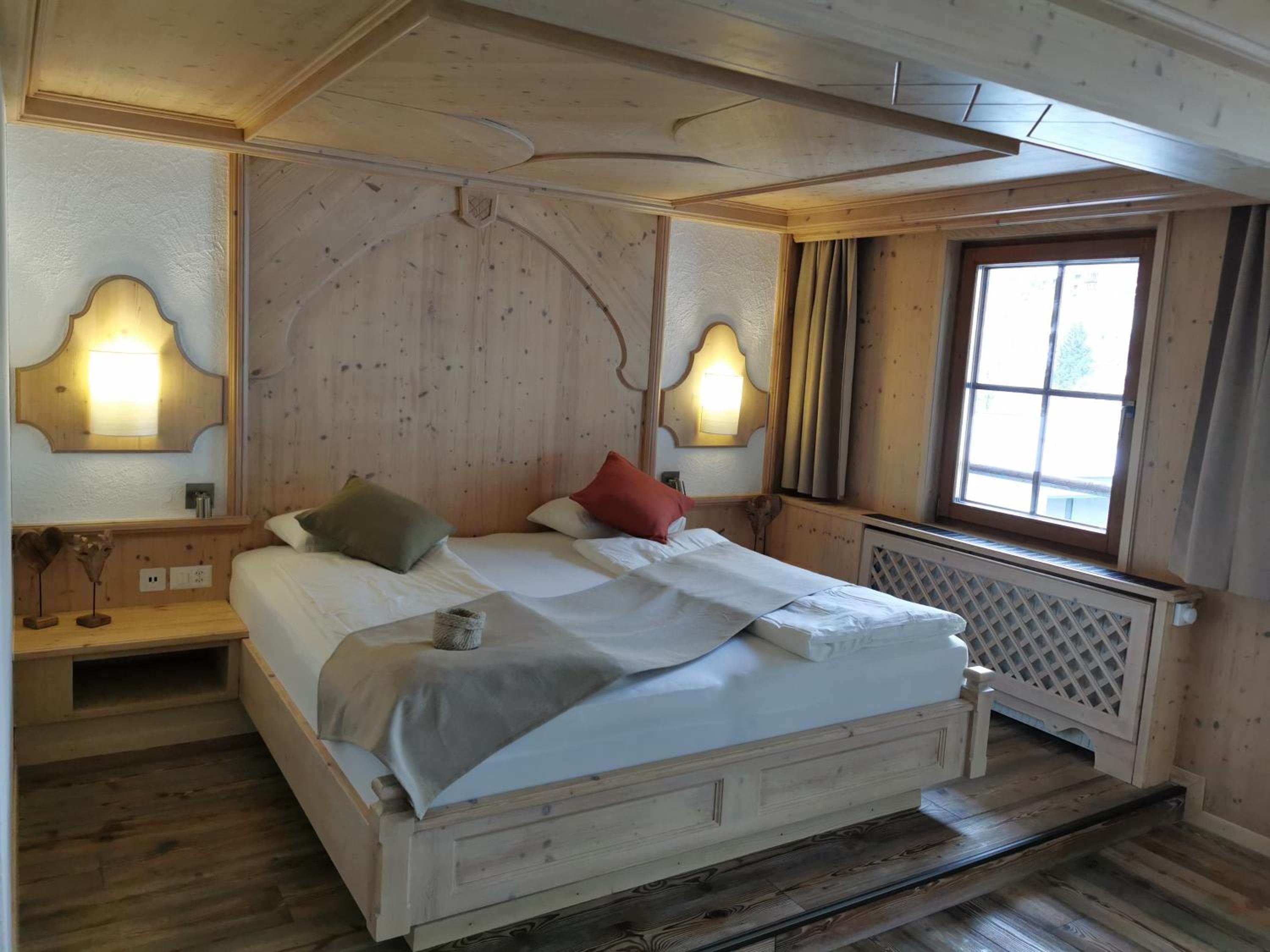 Deluxe Family Suite - Photo 16