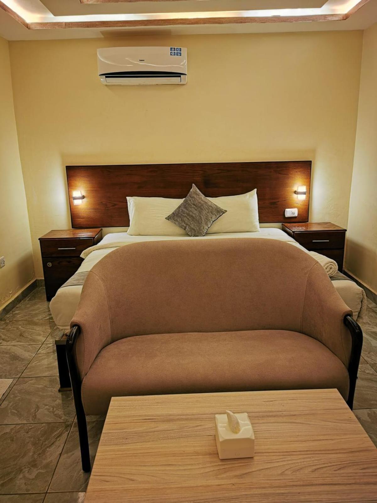 Budget Double Room - Photo 8