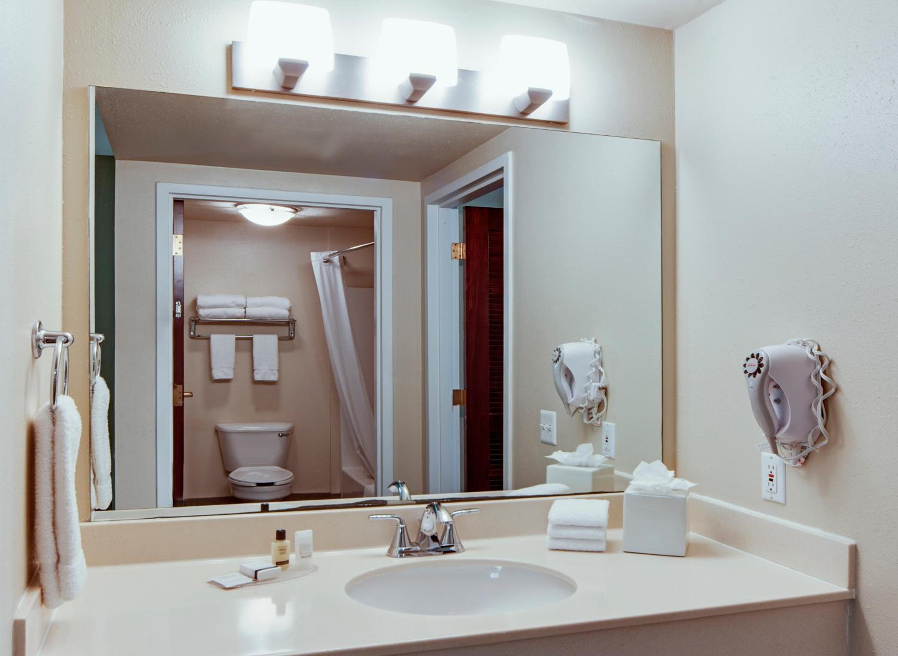 One-Bedroom Suite With Two Queen Beds - Mobility Access/Non-Smoking - Photo 5
