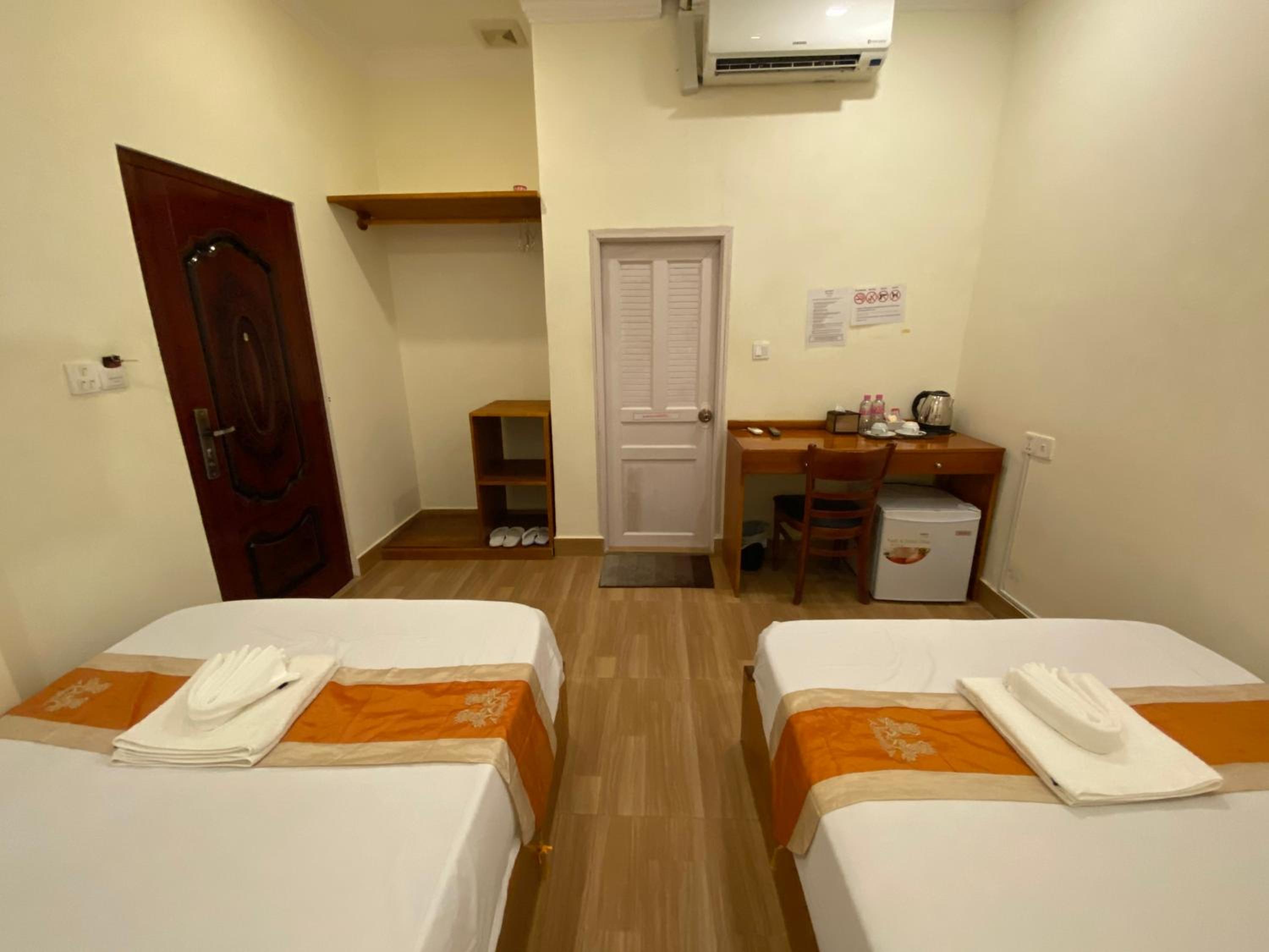 Standard Twin Room (No Window) - Photo 4