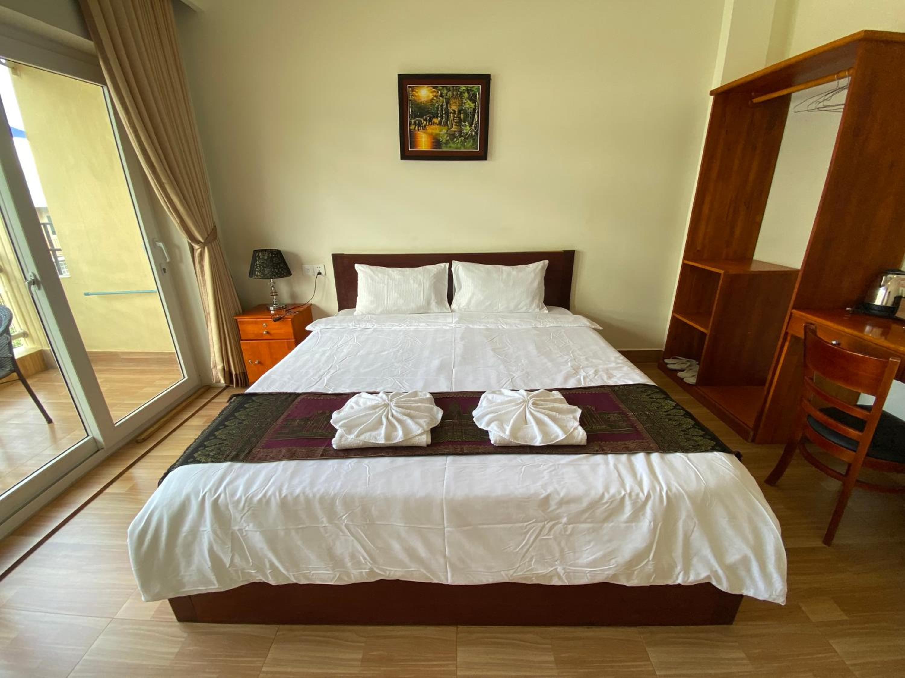 Deluxe Double Room - Photo 11