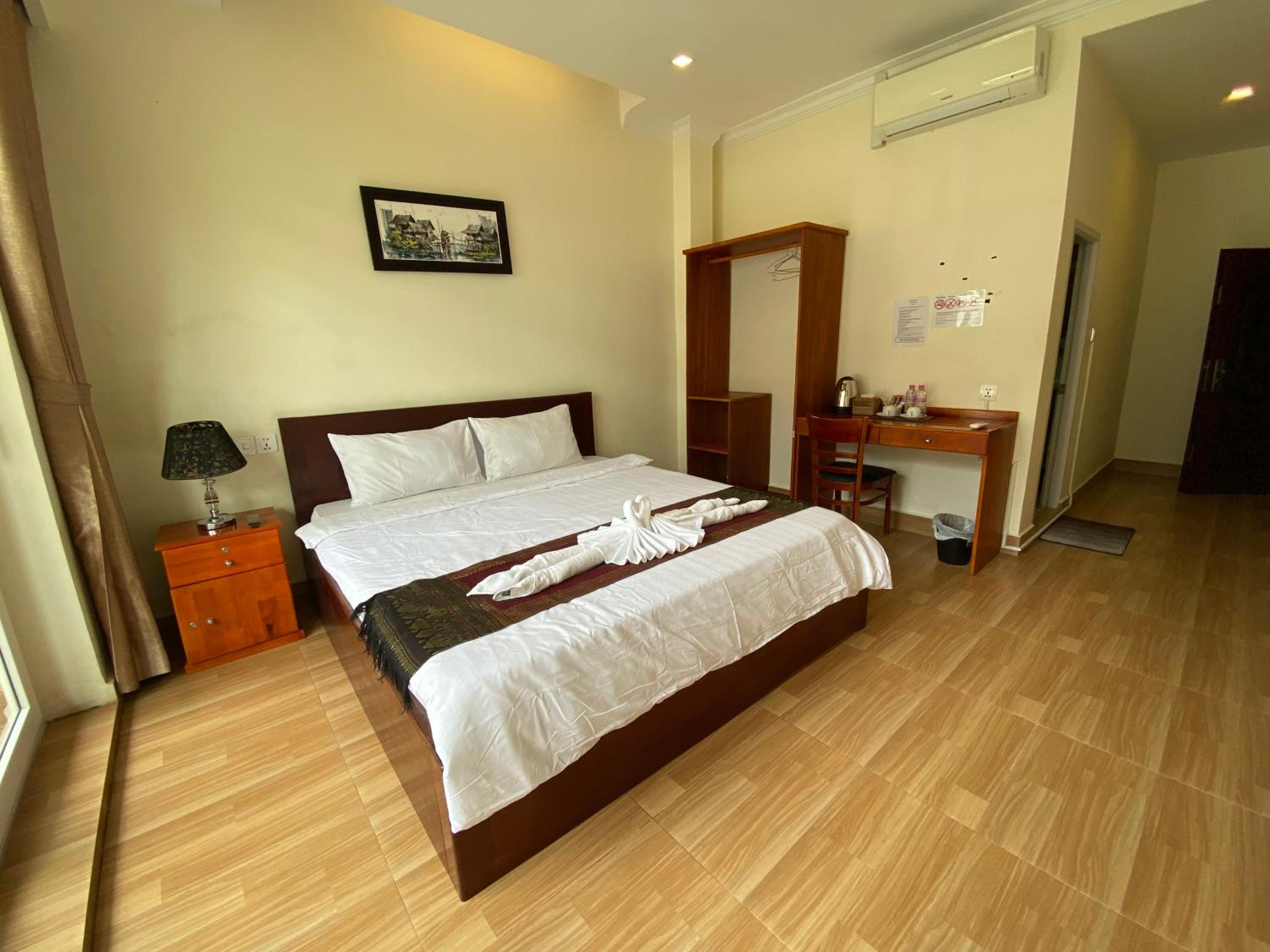 Deluxe Double Room - Photo 12