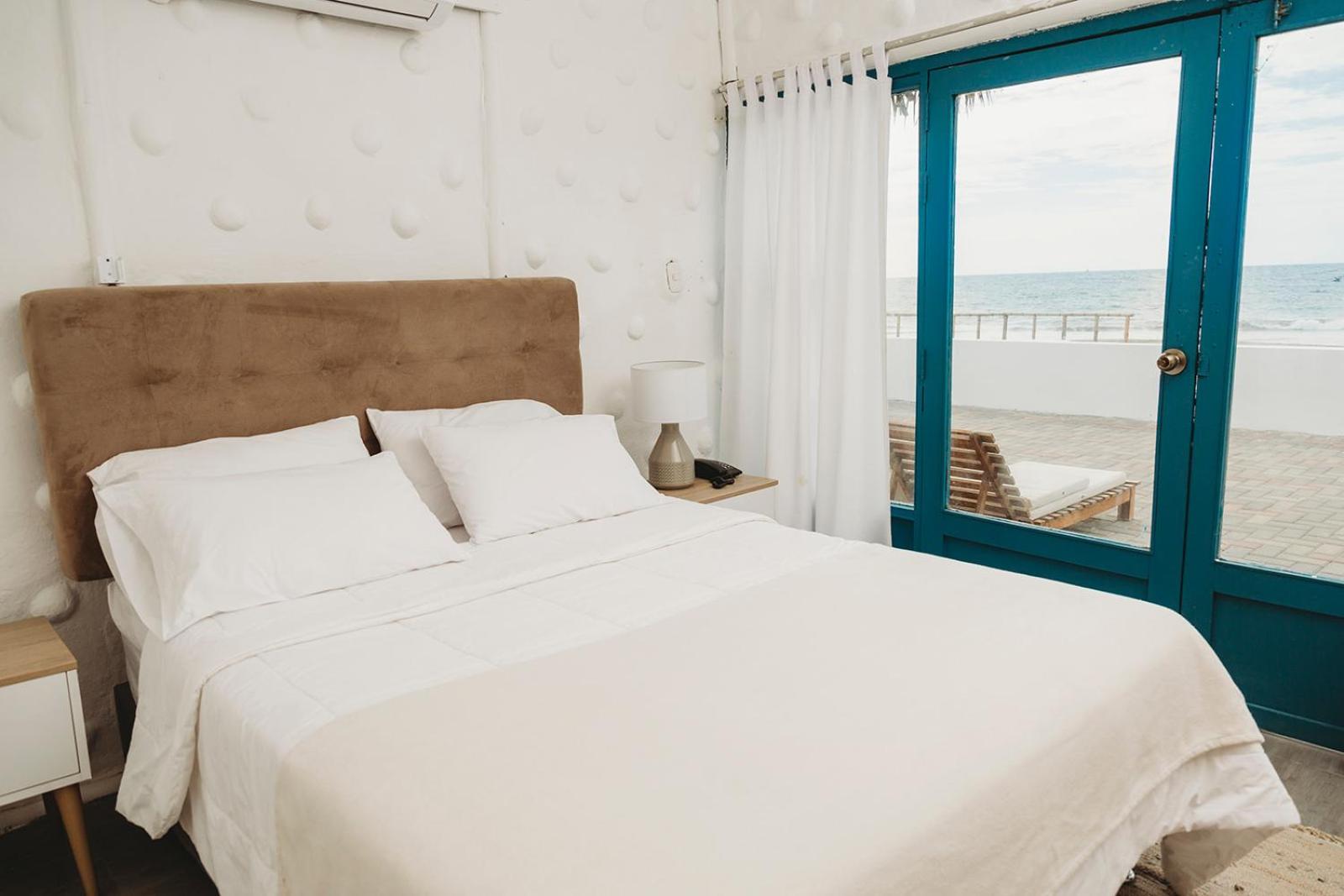 Queen Room with Sea View - Photo 9