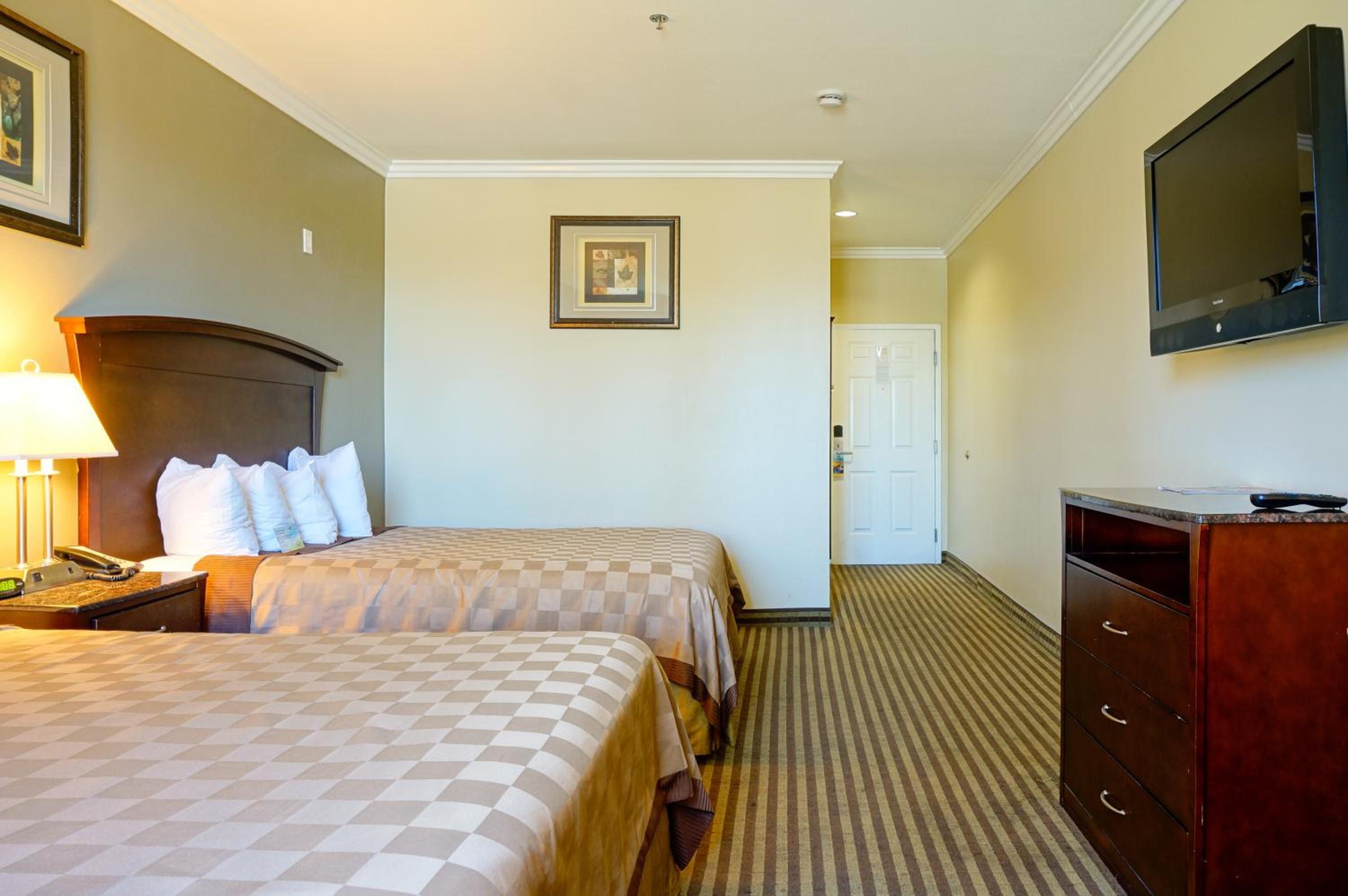 Queen Room with Two Queen Beds - Non-Smoking - Photo 2