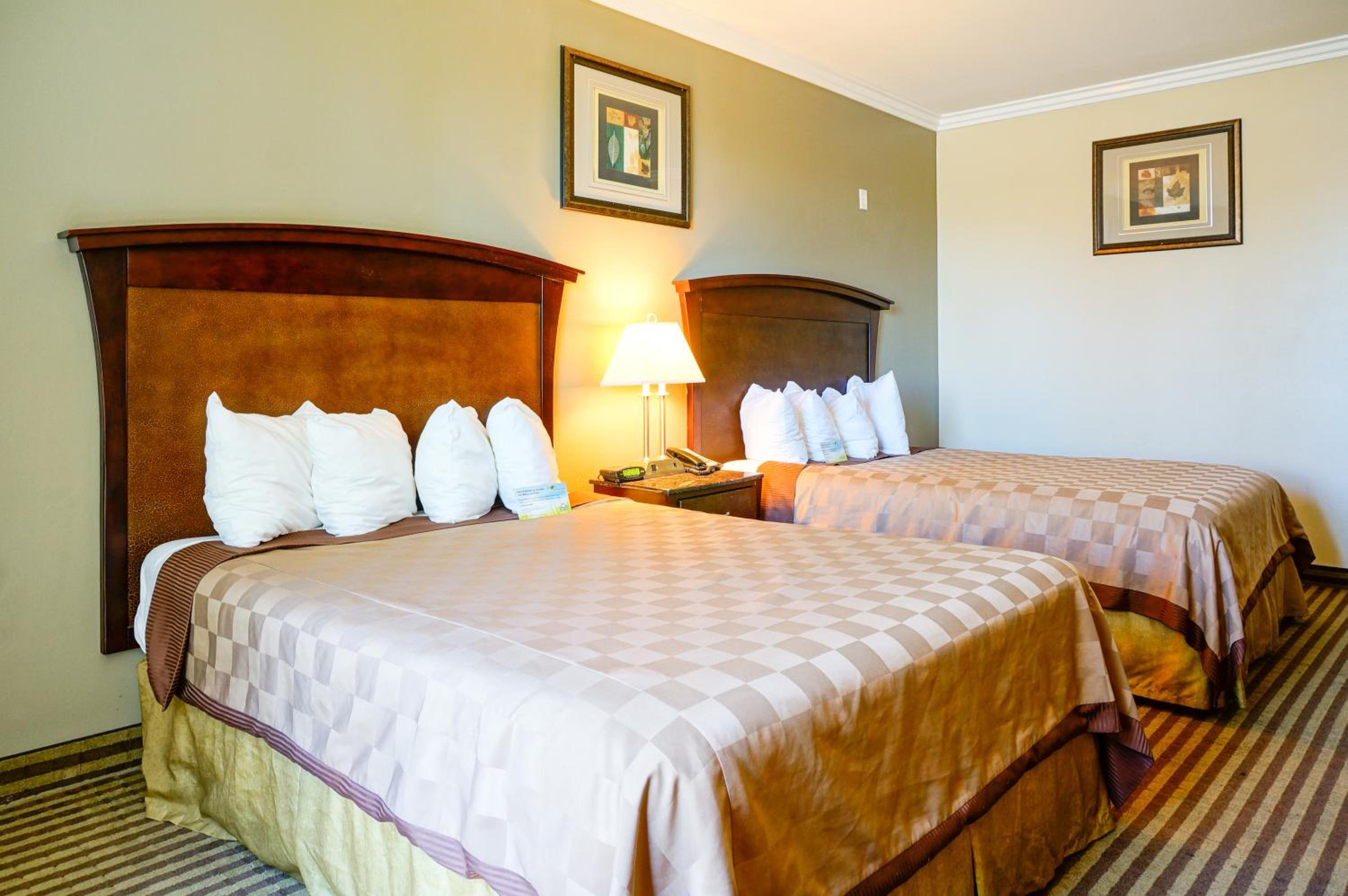 Queen Room with Two Queen Beds - Non-Smoking - Photo 12