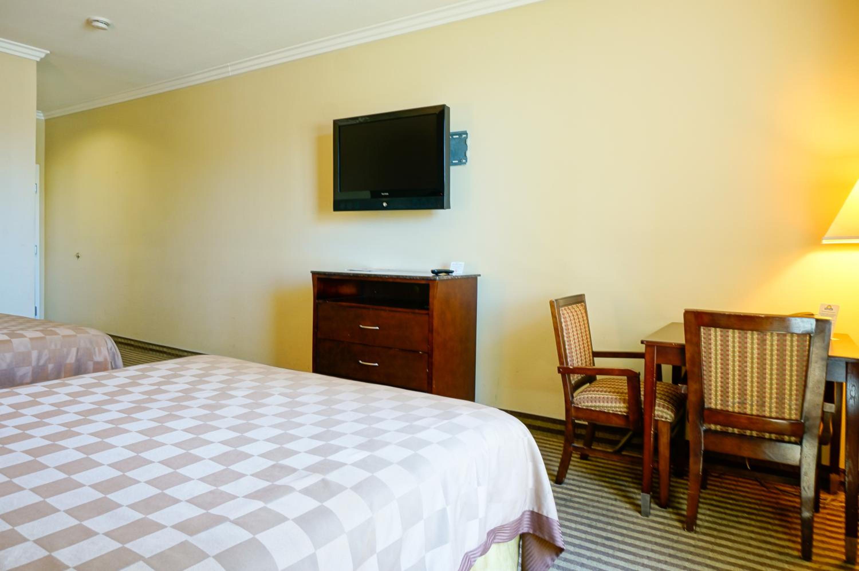 Queen Room with Two Queen Beds - Non-Smoking - Photo 13