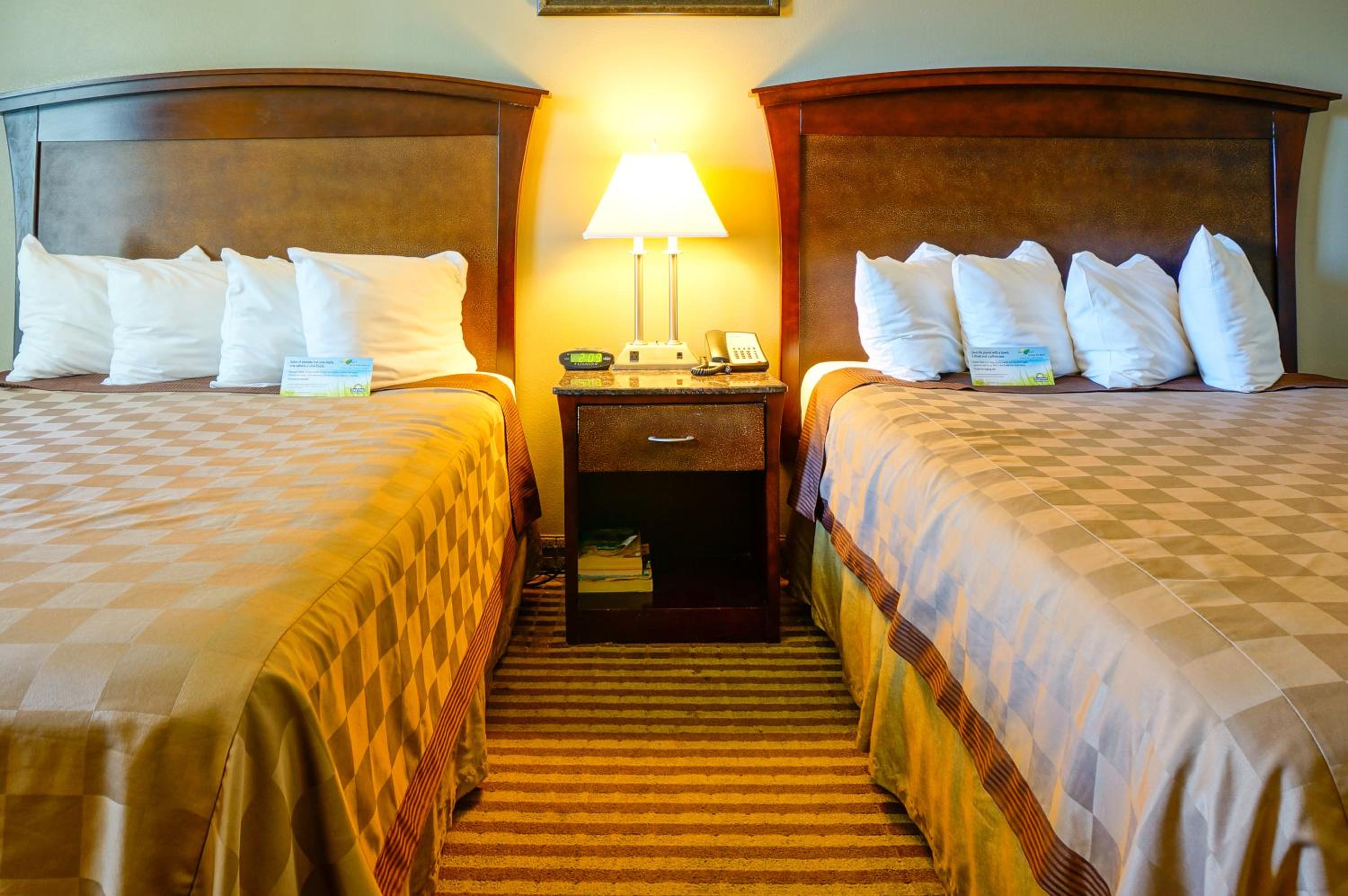 Queen Room with Two Queen Beds - Non-Smoking - Photo 11