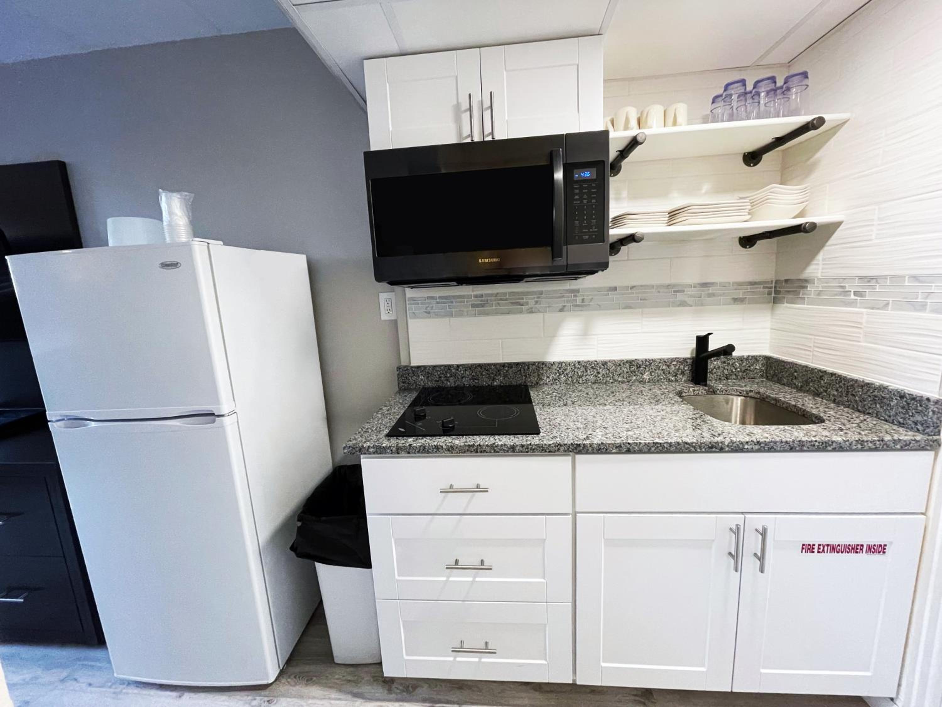 Double Room with Two Double Beds and Kitchenette - Photo 2