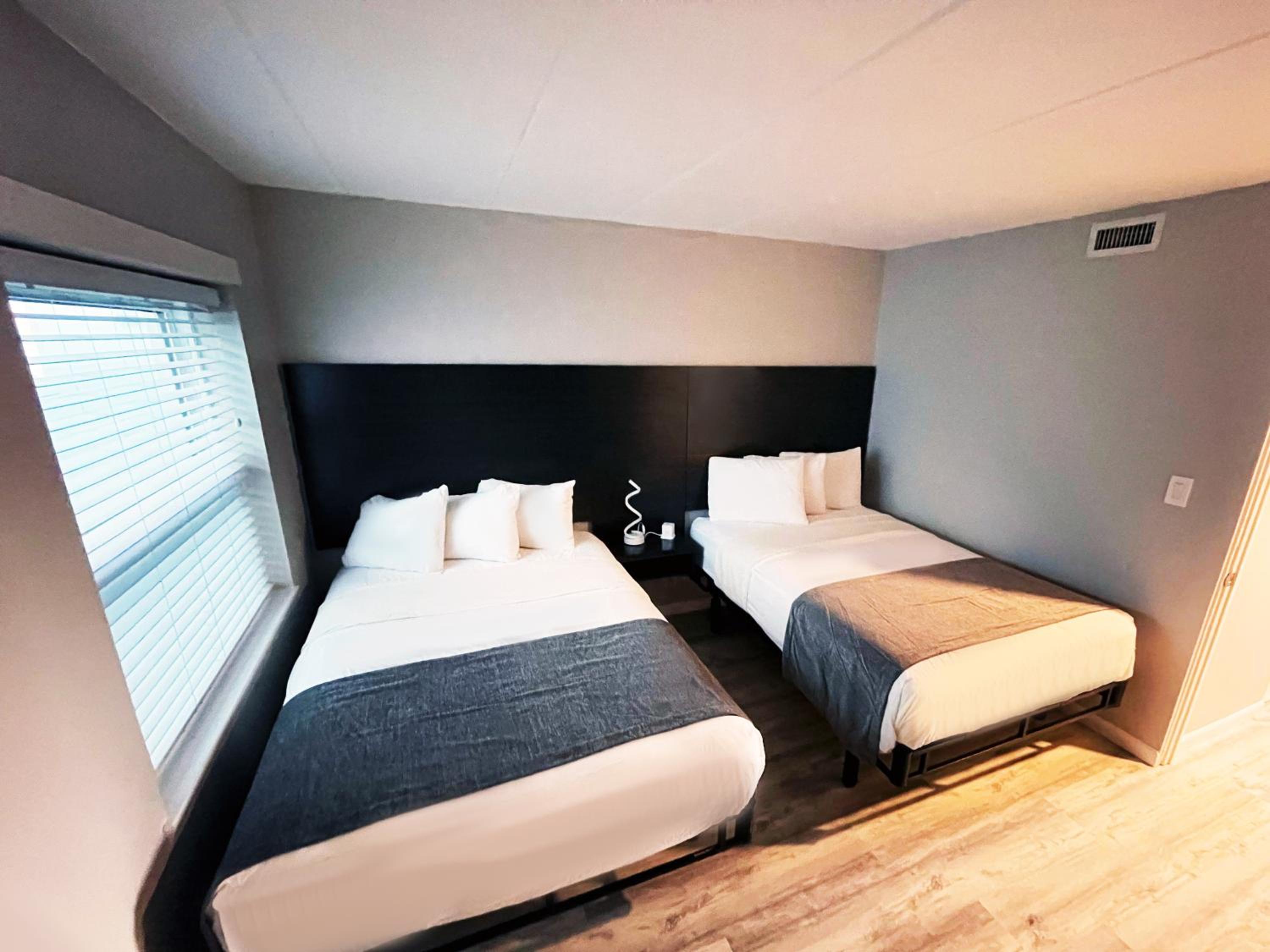 Double Room with Two Double Beds and Kitchenette - Photo 5