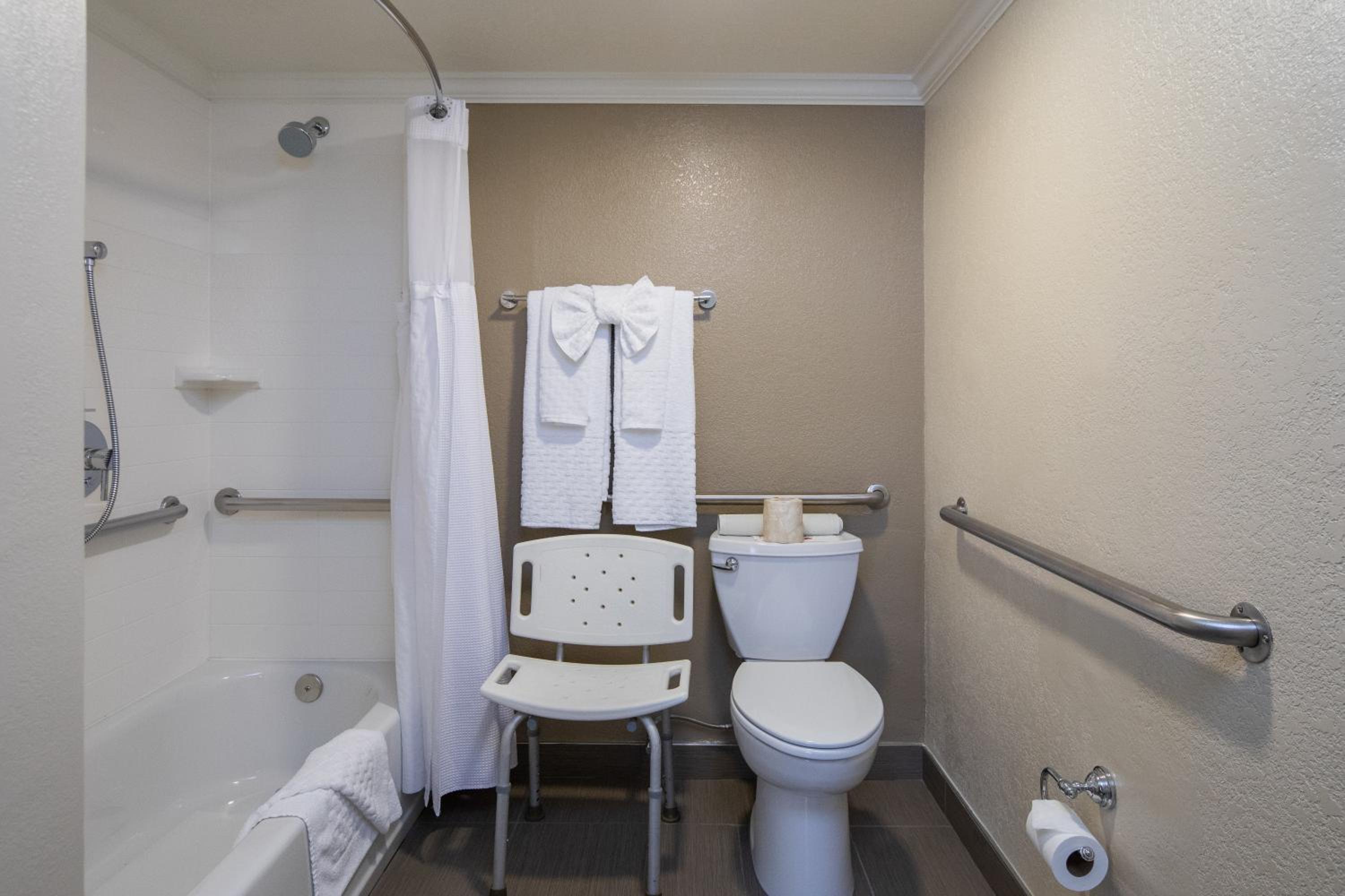 King Room with Bath Tub - Mobility Accessible/Non-Smoking photo 2