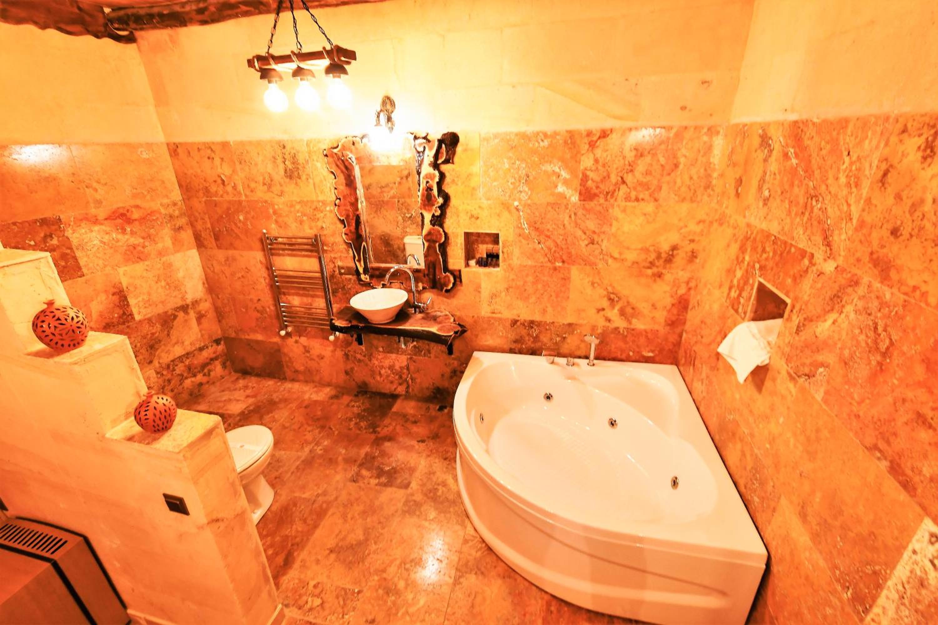 Suite with Balcony - Photo 8