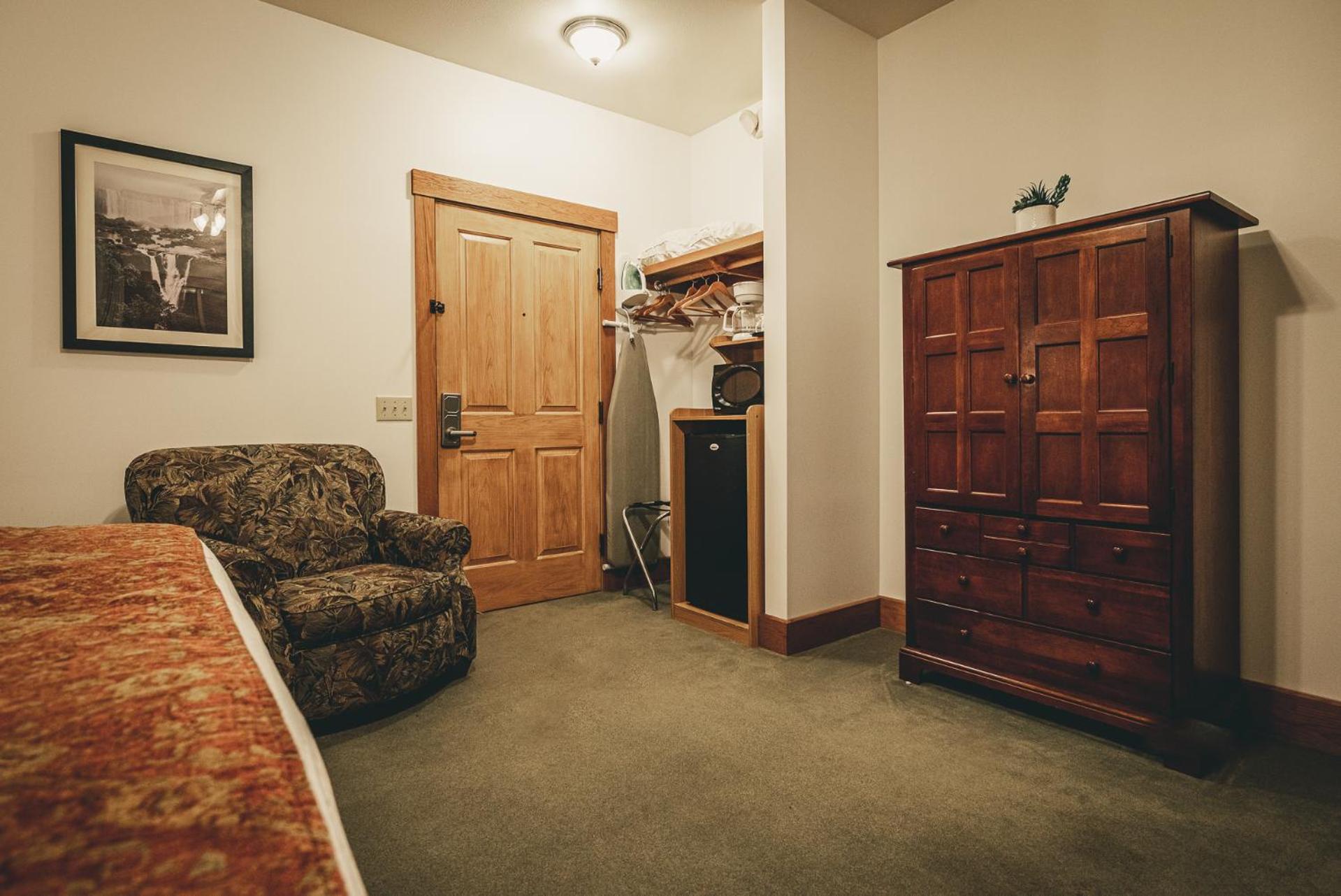 King Room with Pool View photo 2