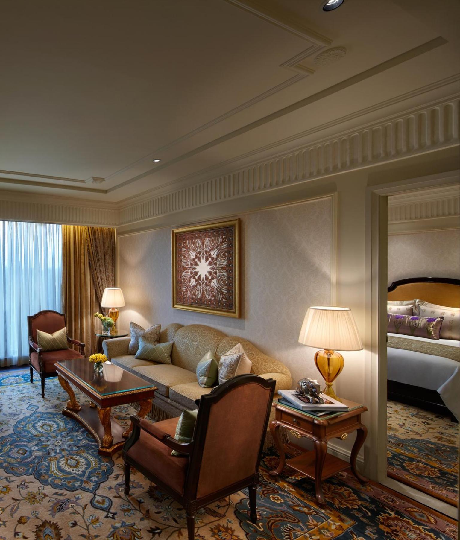 Executive suite : Get one free room for kids! Chauffer driven BMW and Sunset Cocktails