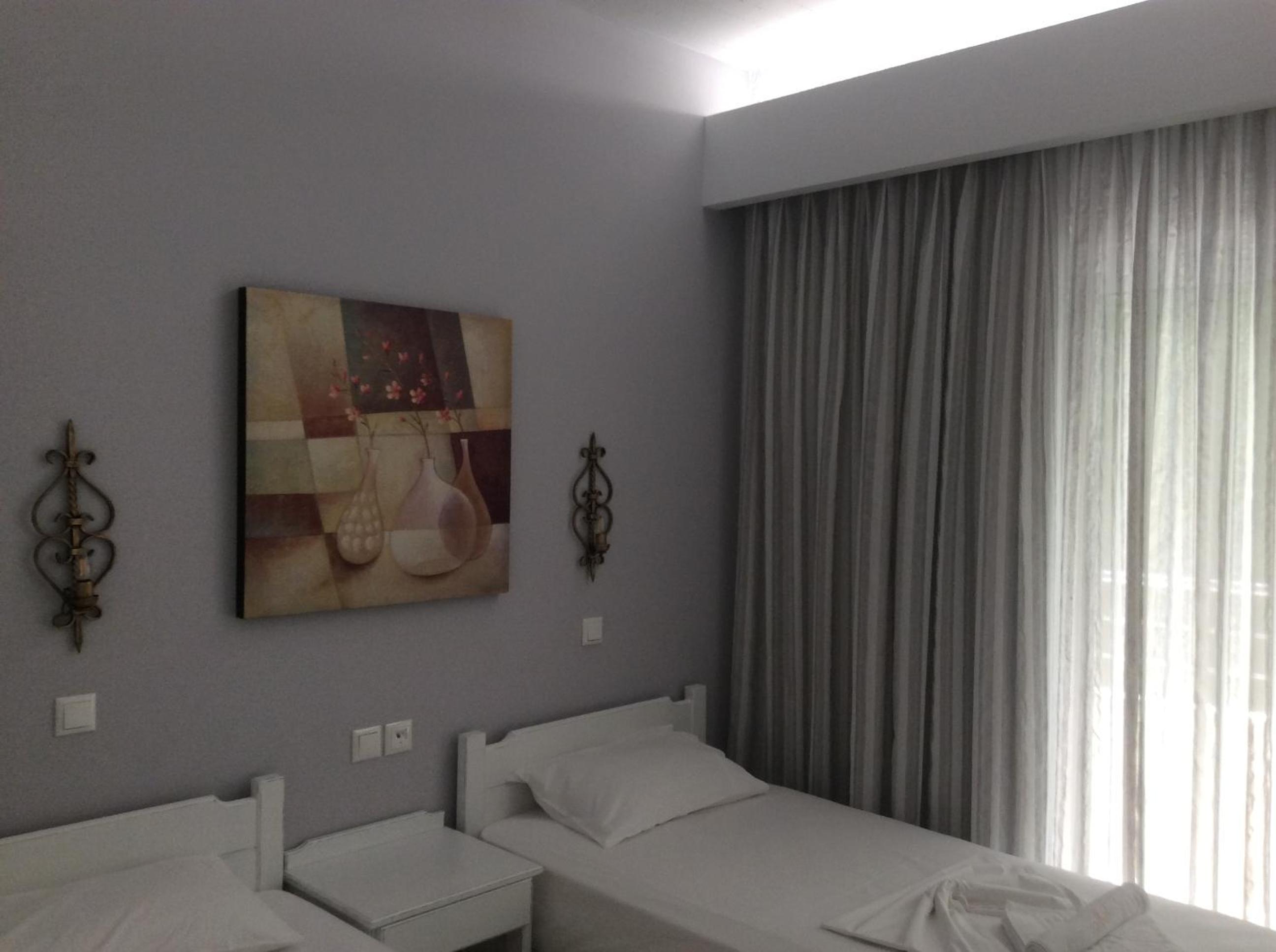 Economy Triple Room photo 2