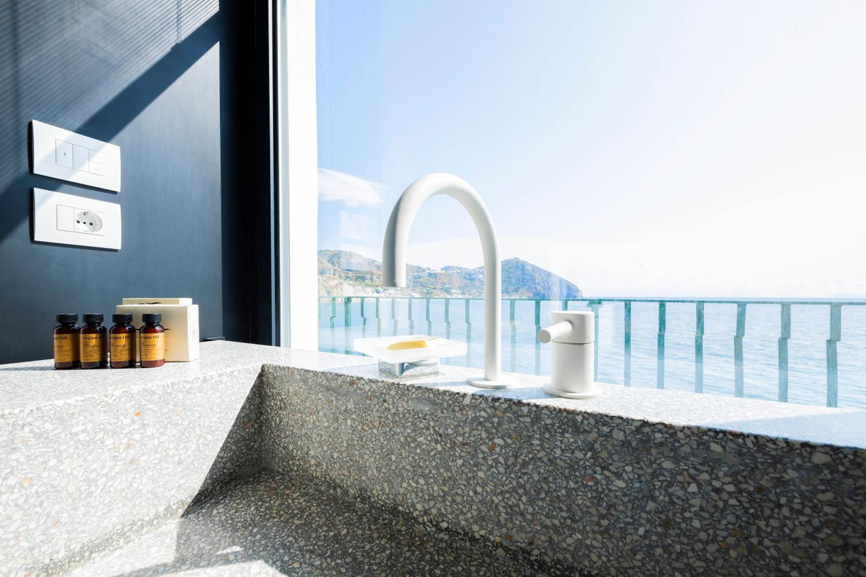 Deluxe Suite with Balcony and Terrace and Sea View - Photo 2