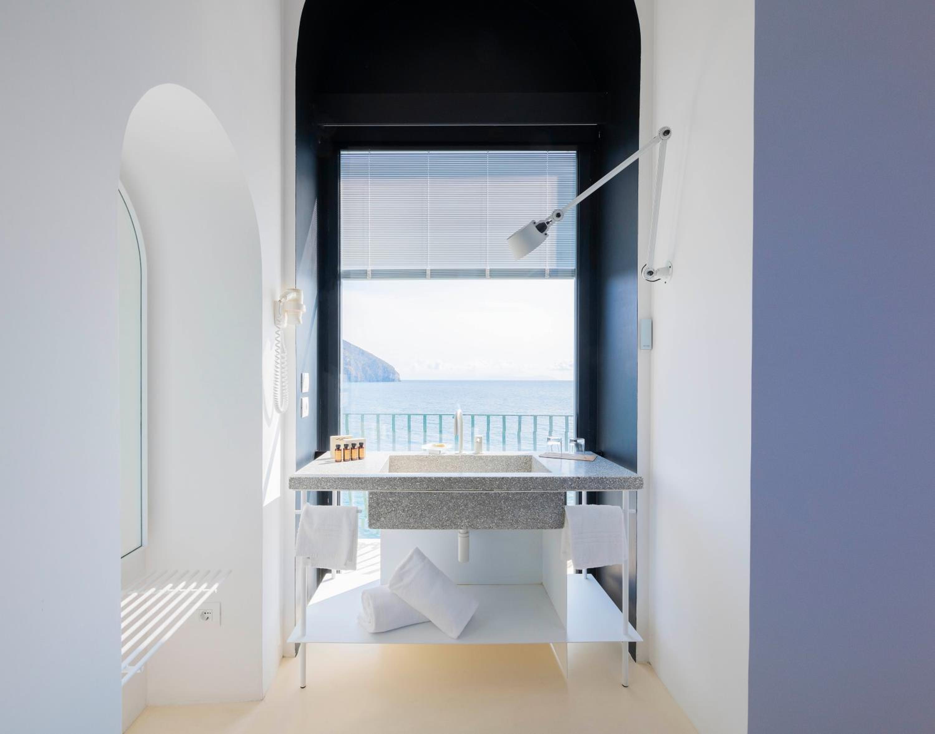 Deluxe Suite with Balcony and Terrace and Sea View - Photo 22