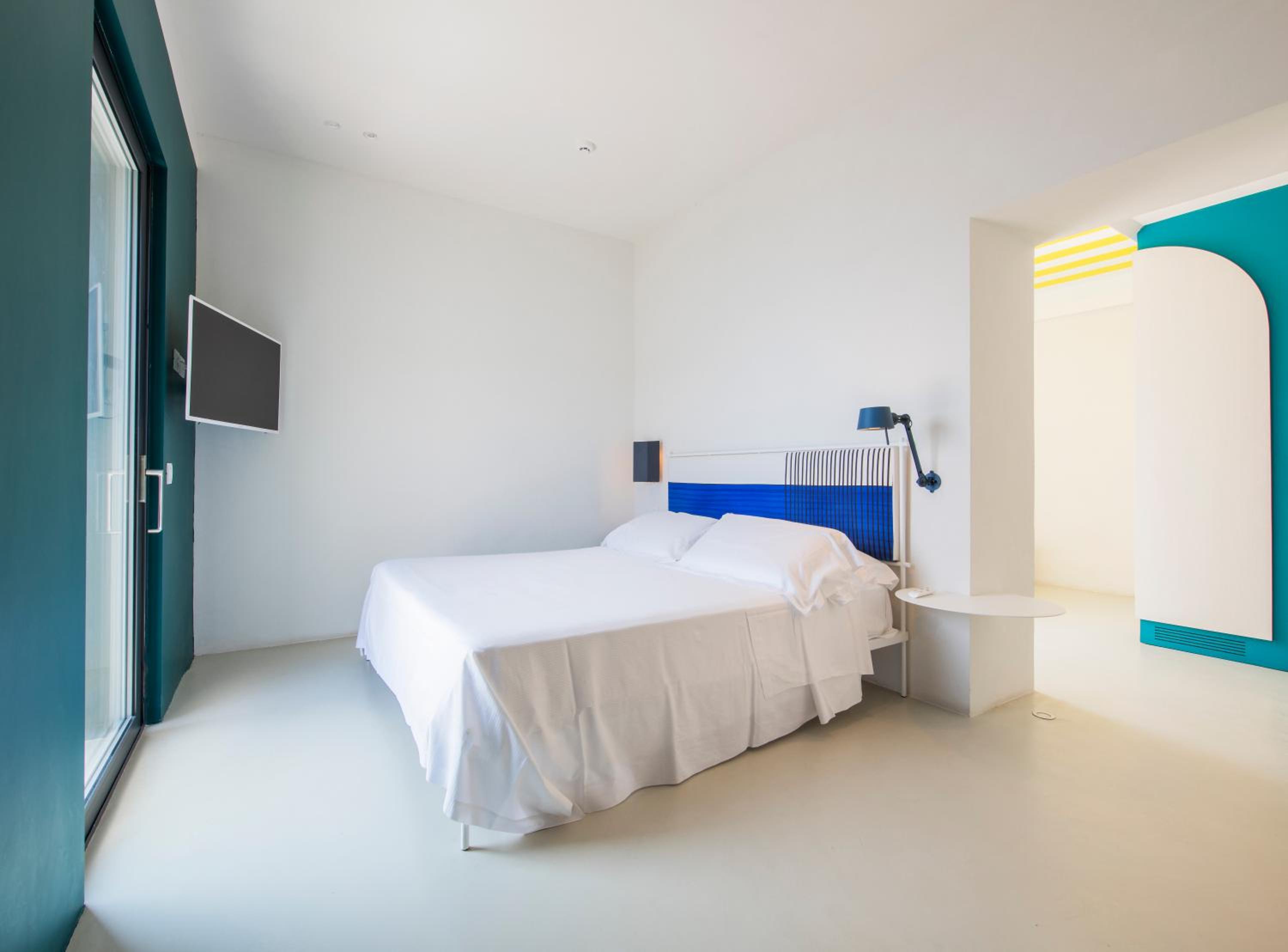 Deluxe Suite with Balcony and Terrace and Sea View - Photo 25