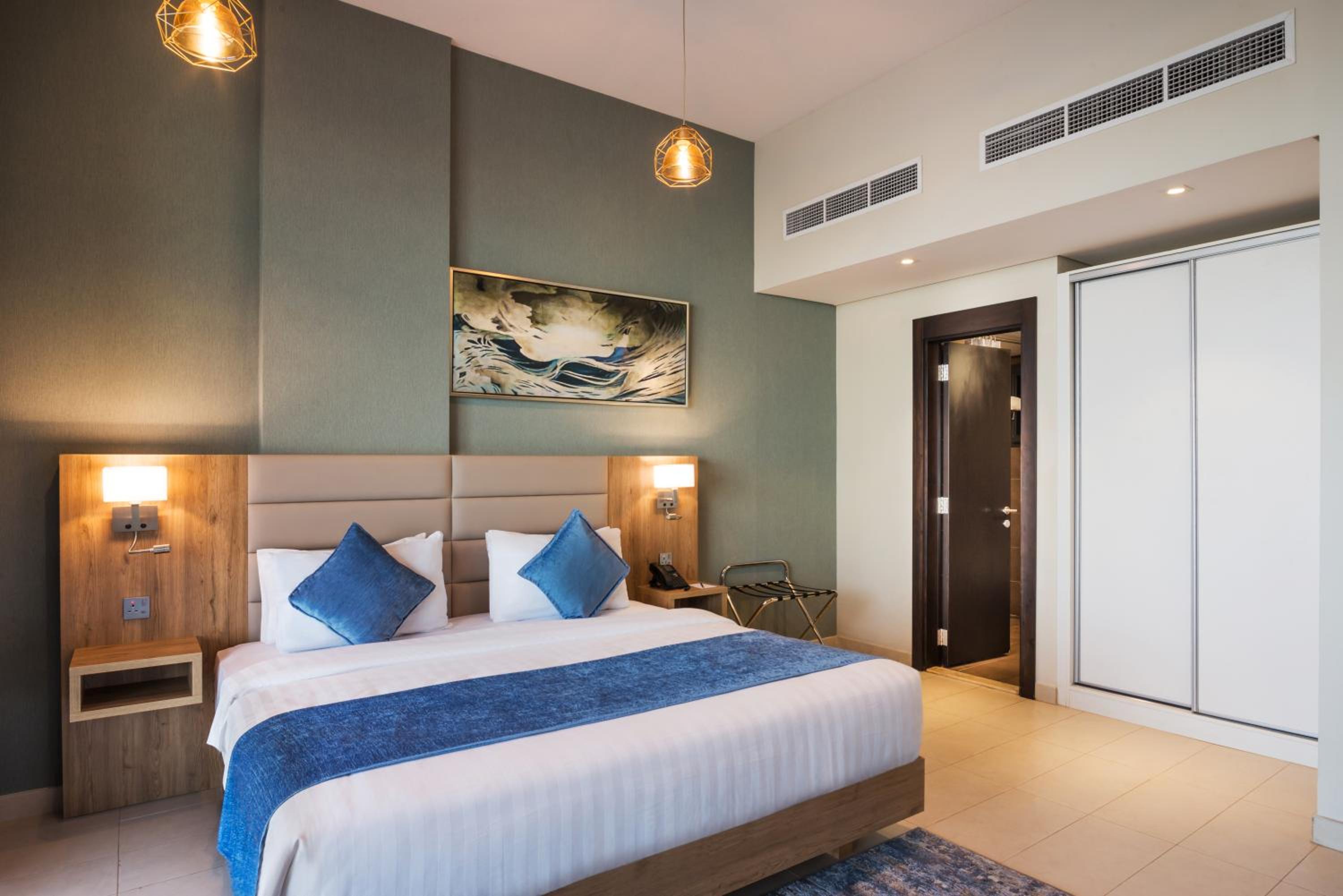 Executive Suite - Photo 4