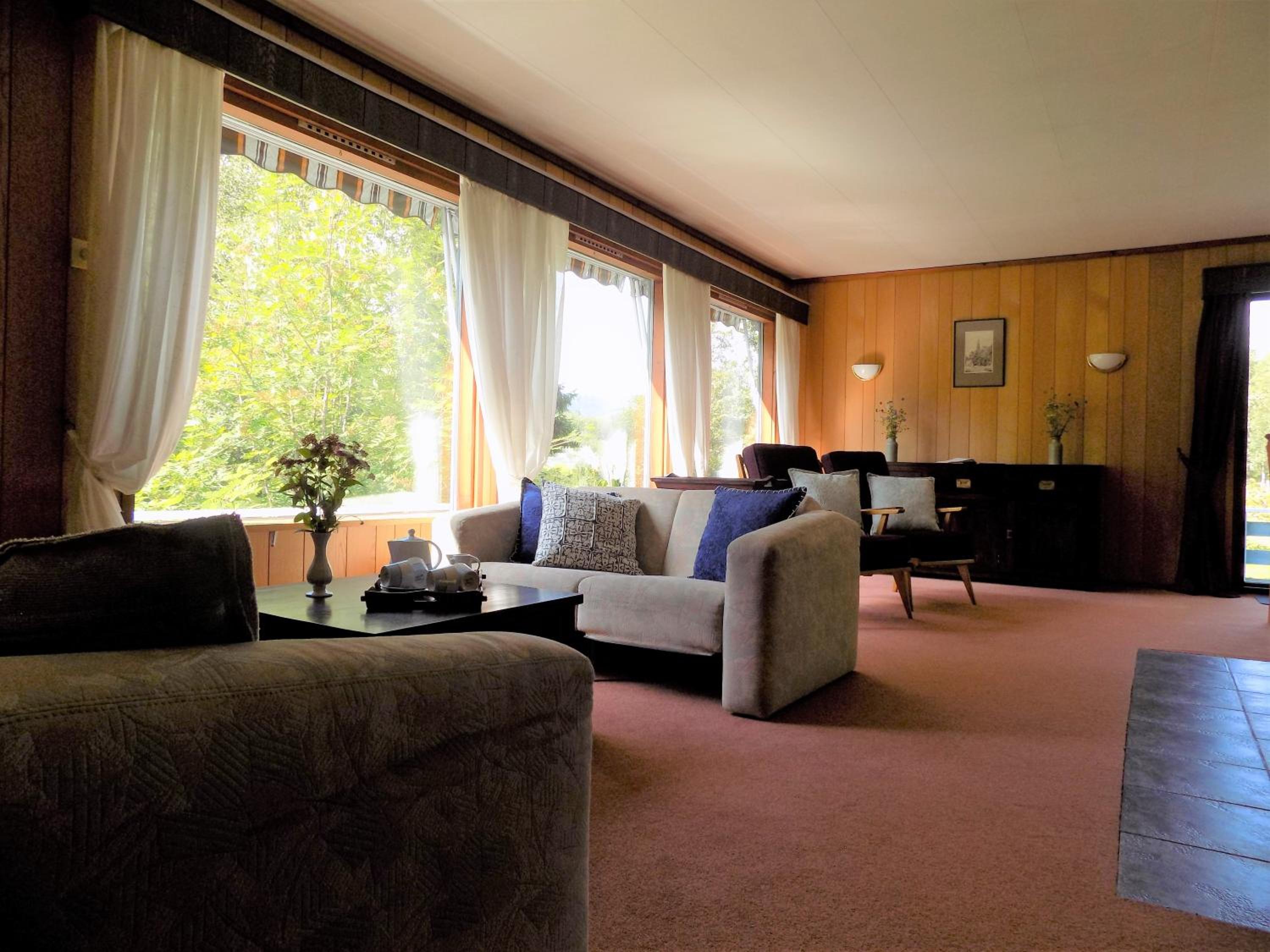 Five-Bedroom House photo 1