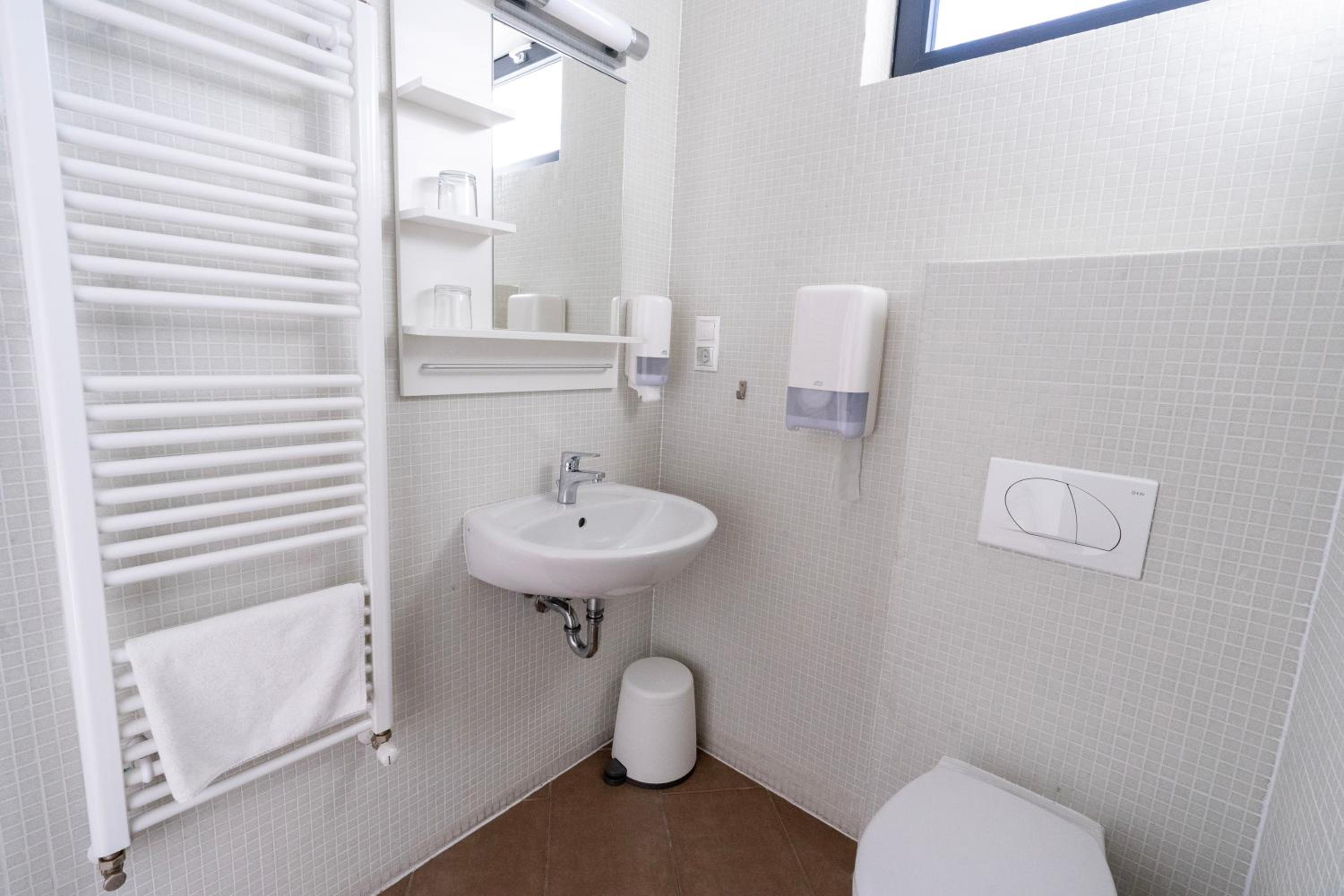 Standard Twin Room - Photo 6