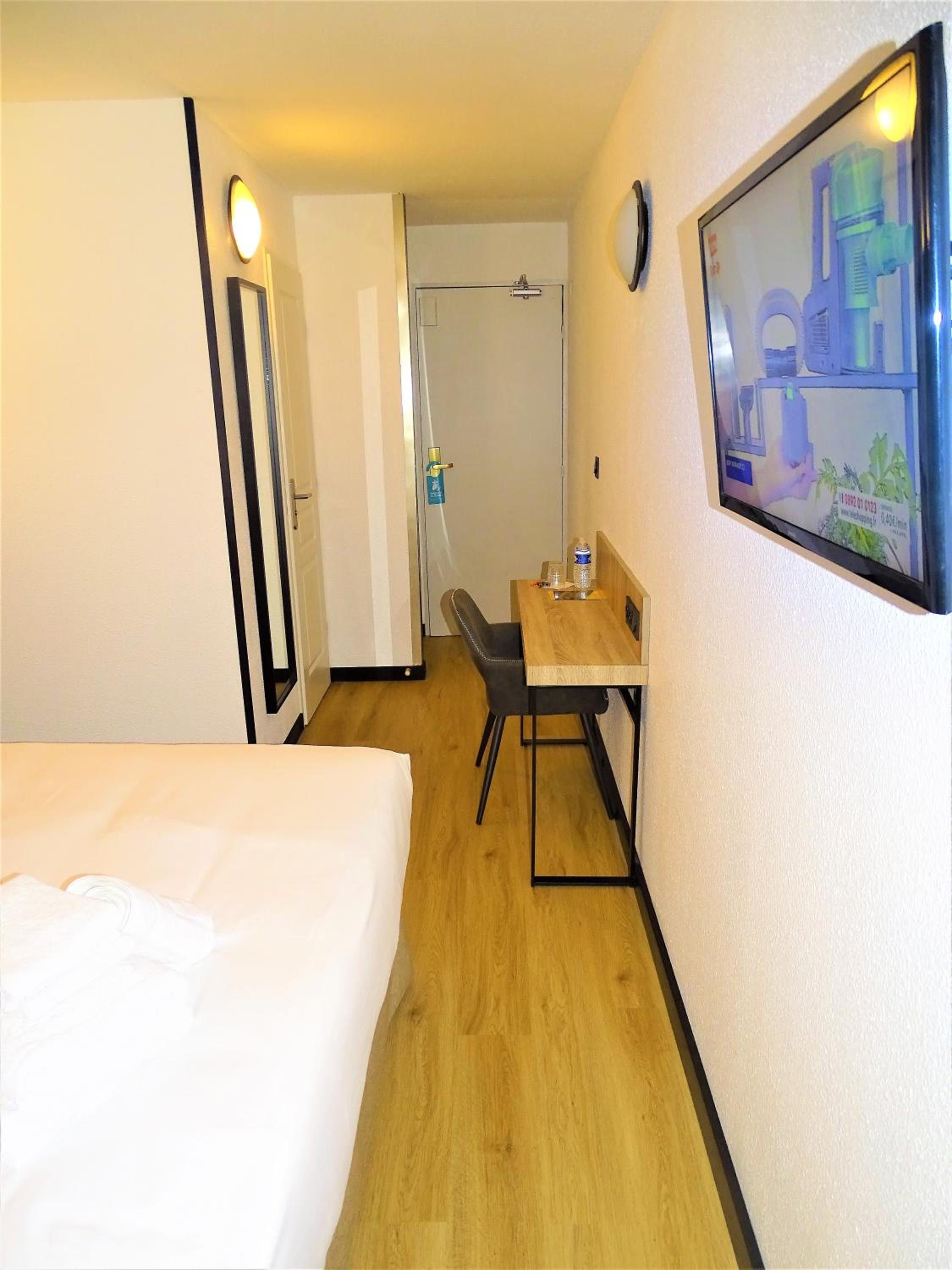 Deluxe Double Room thumbnail 6