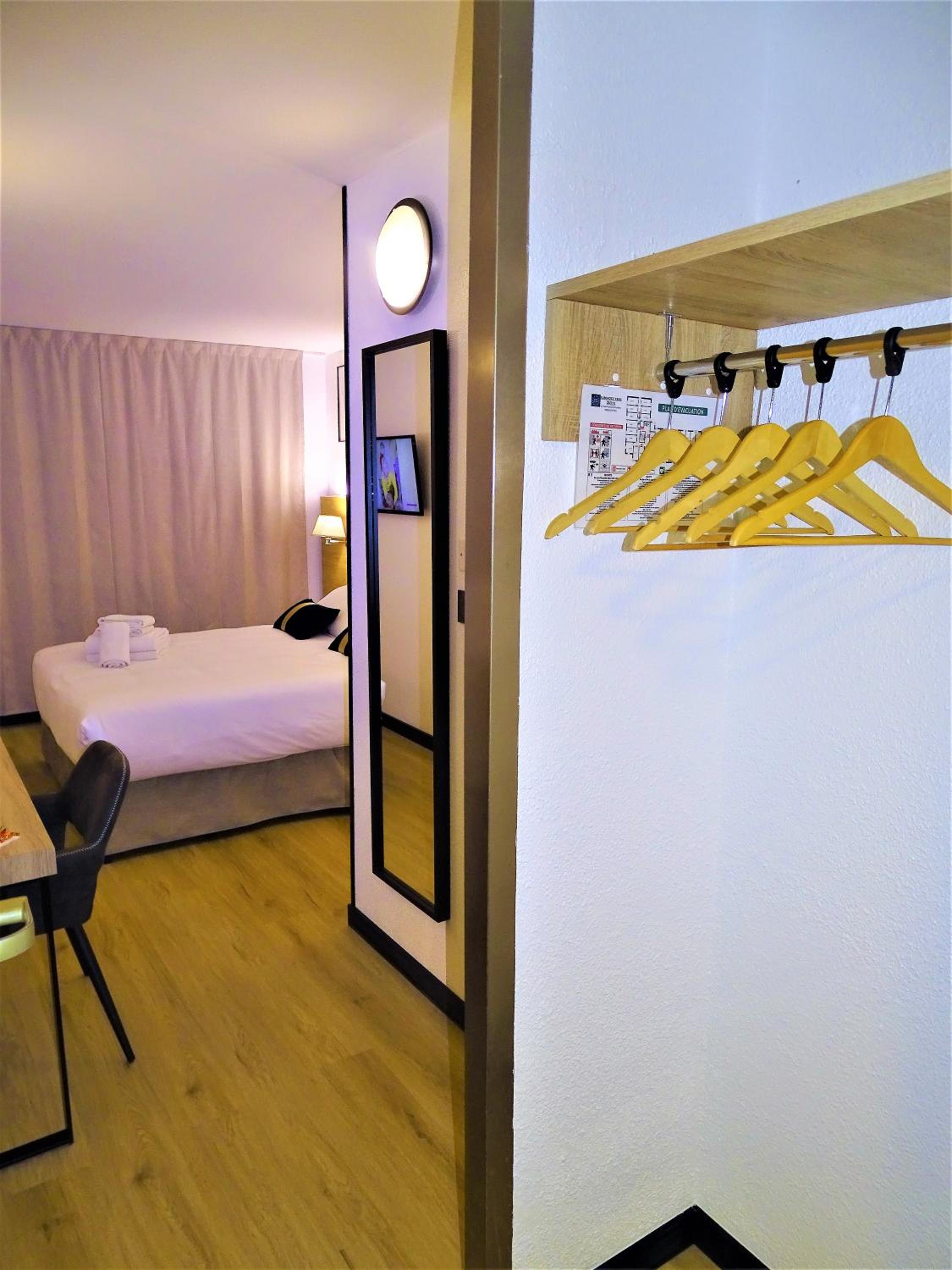 Deluxe Double Room thumbnail 5