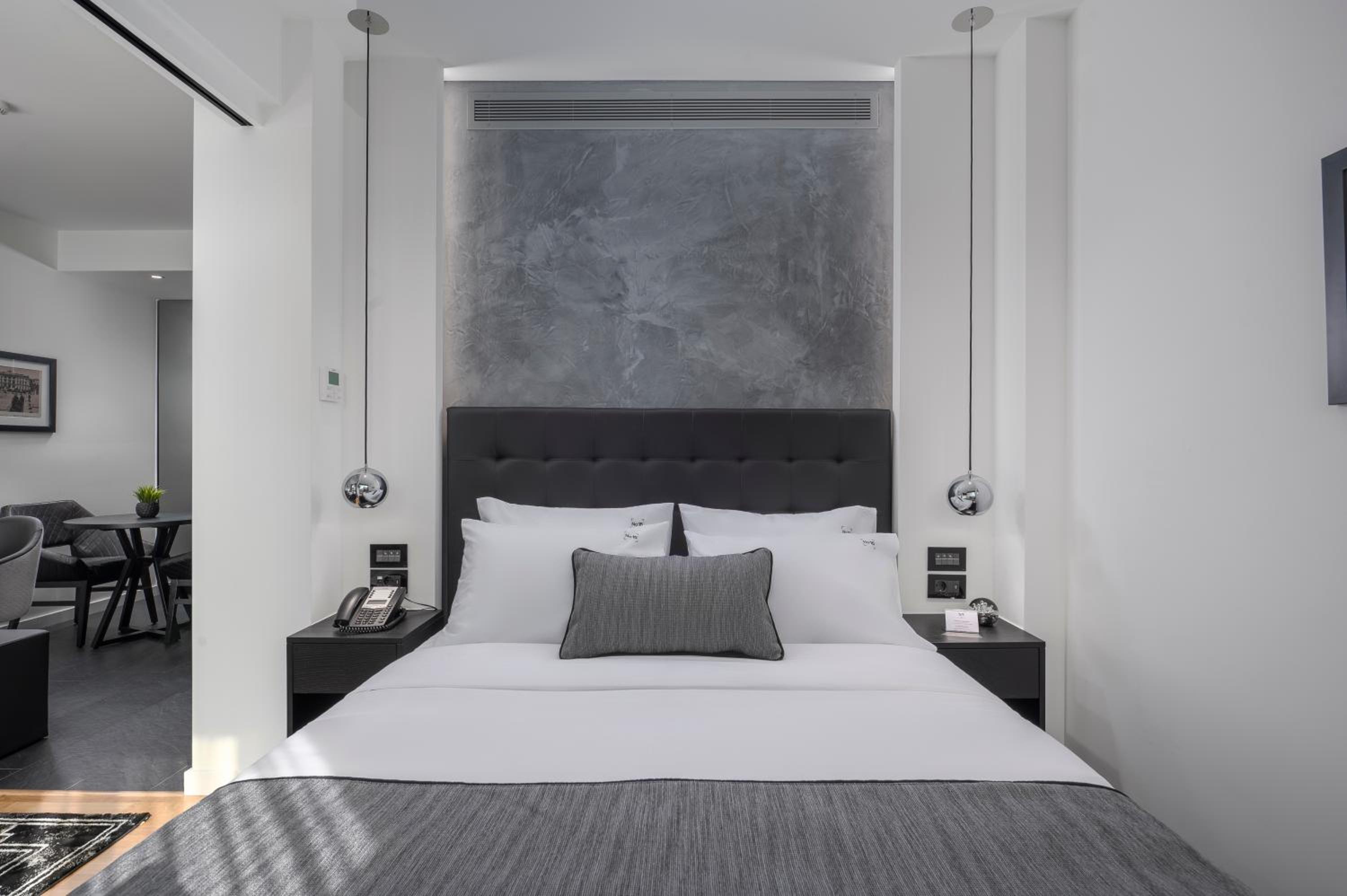 Executive Suite - Photo 6