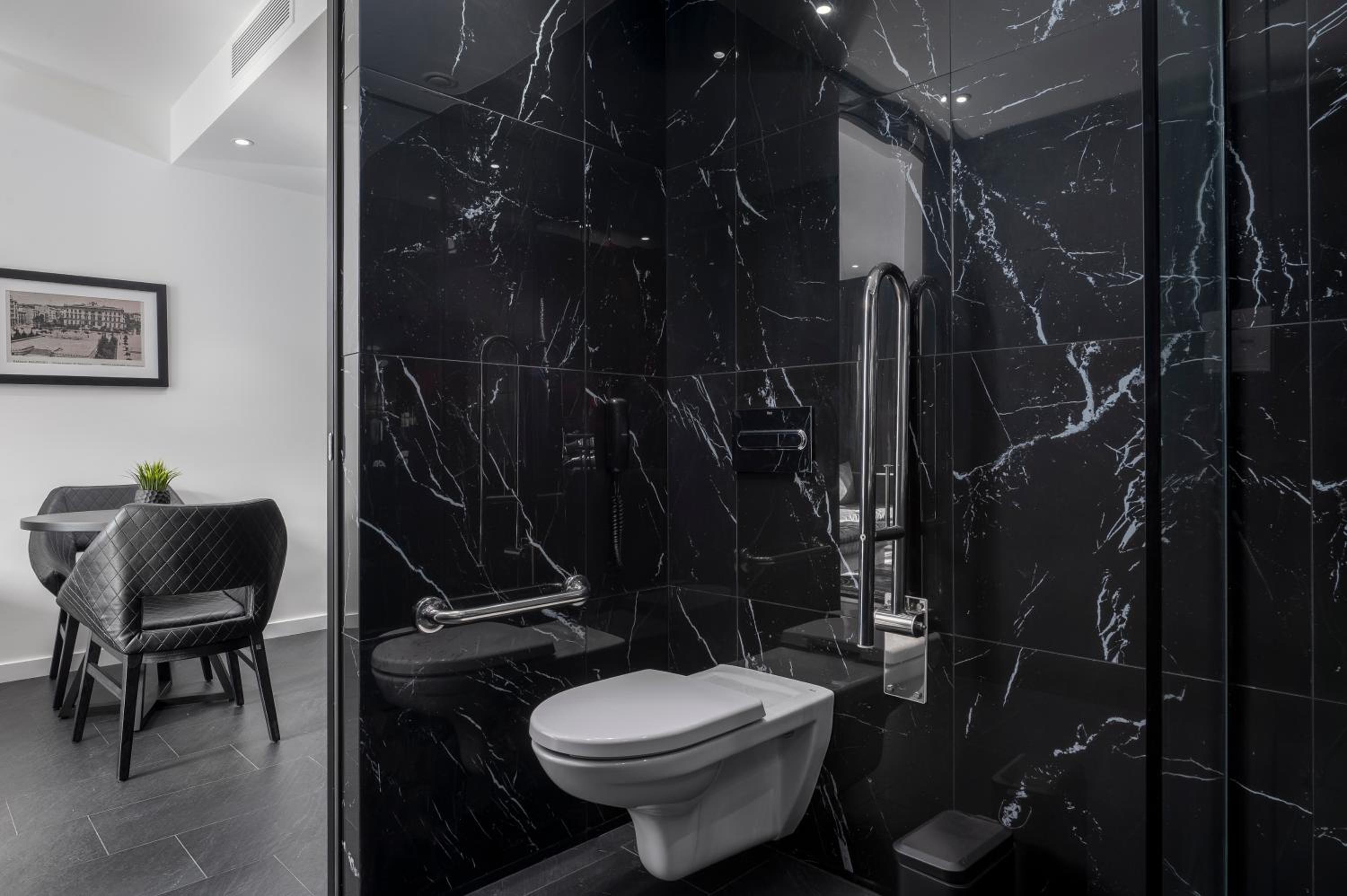 Executive Suite - Photo 12