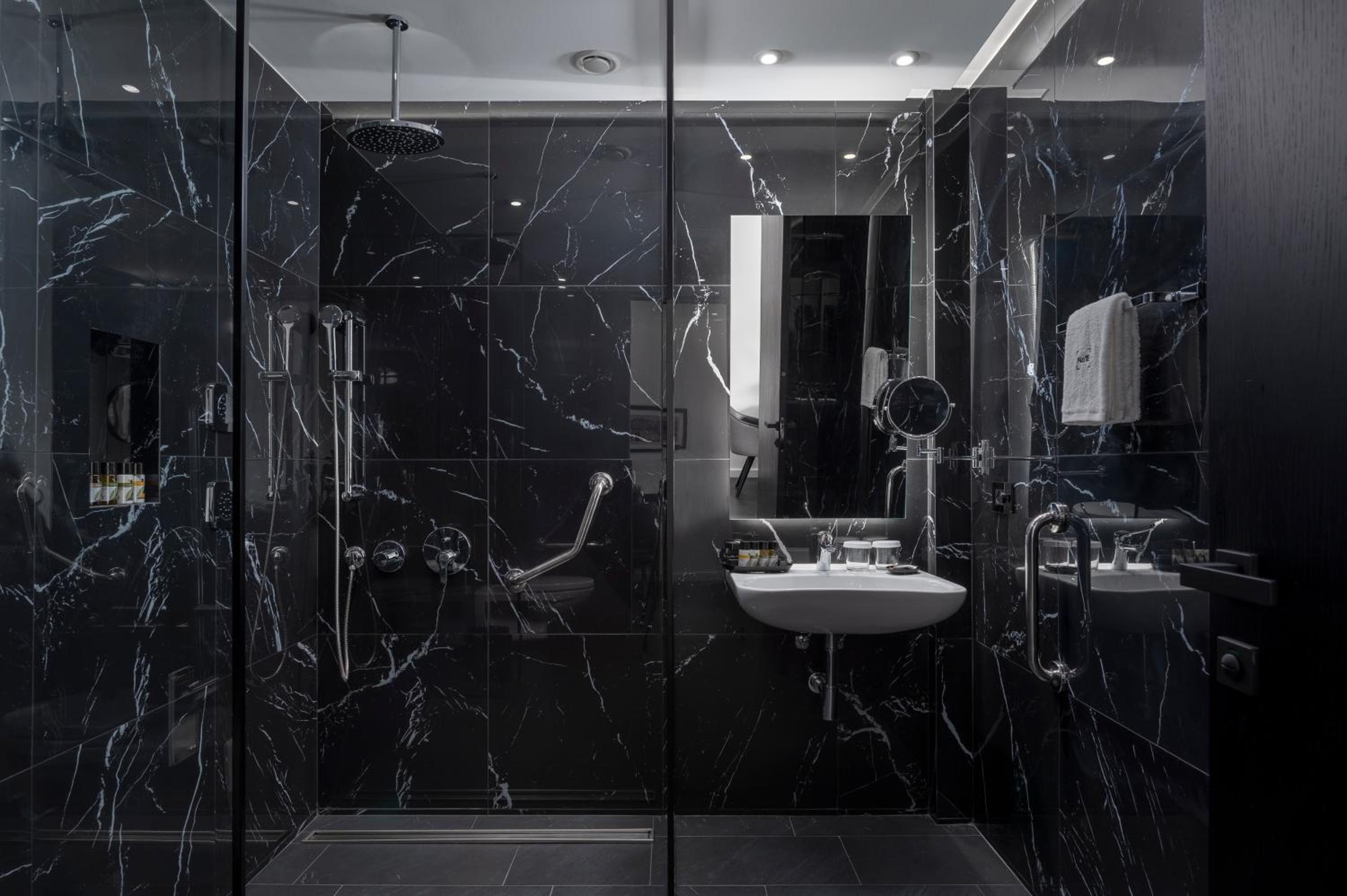 Executive Suite - Photo 11