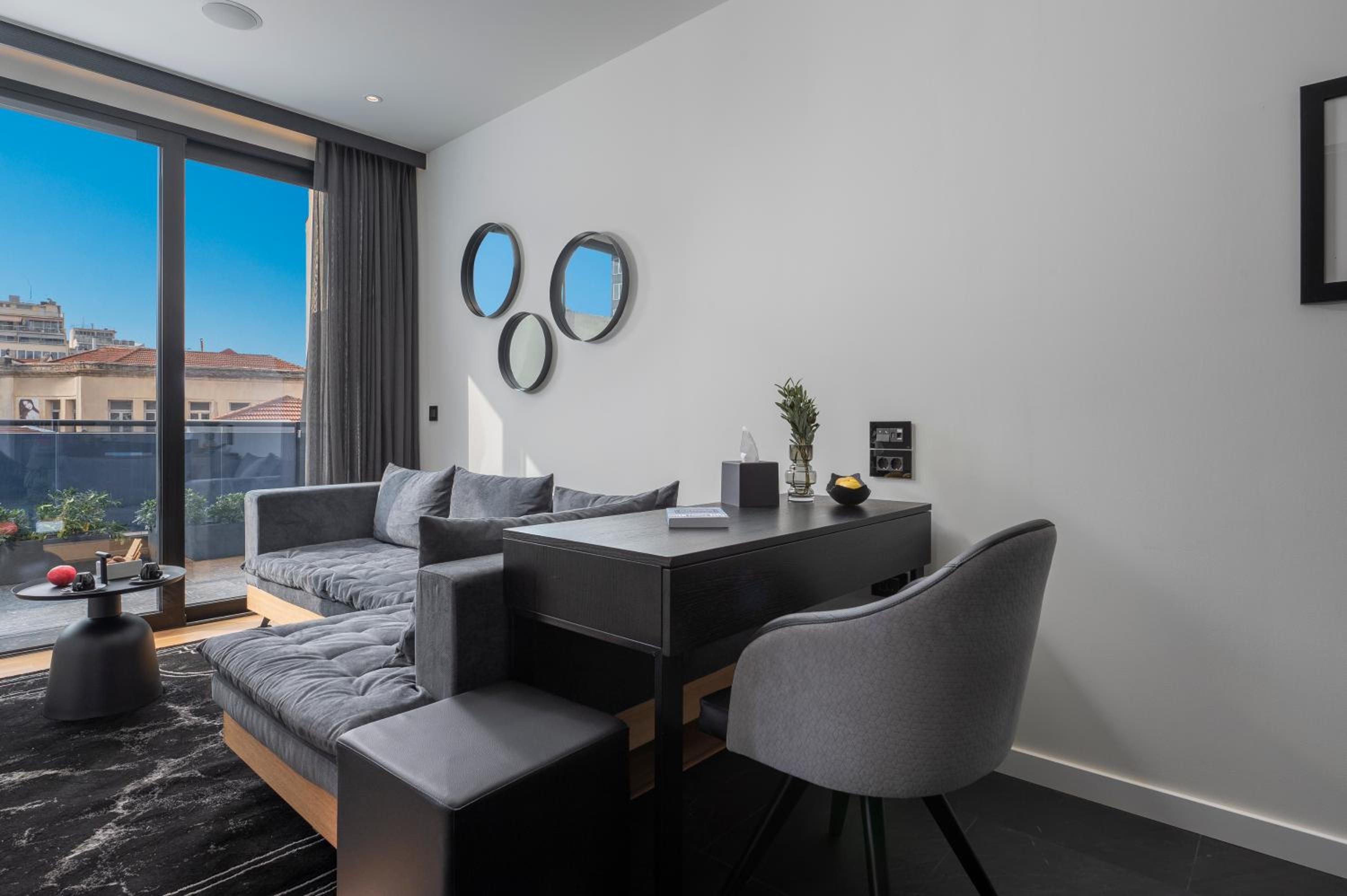 Executive Suite - Photo 5