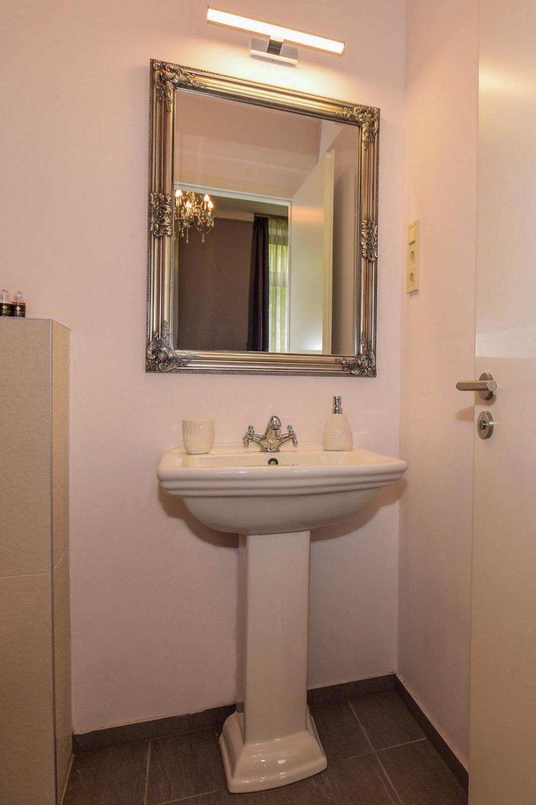 Deluxe Queen Room - Photo 23