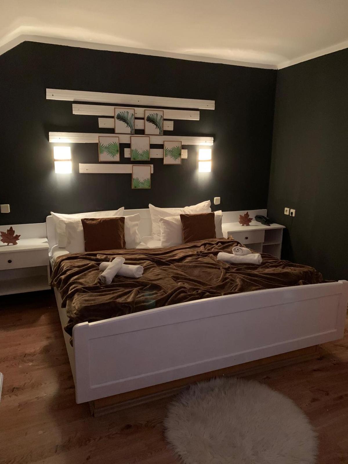 Double Room - Photo 5