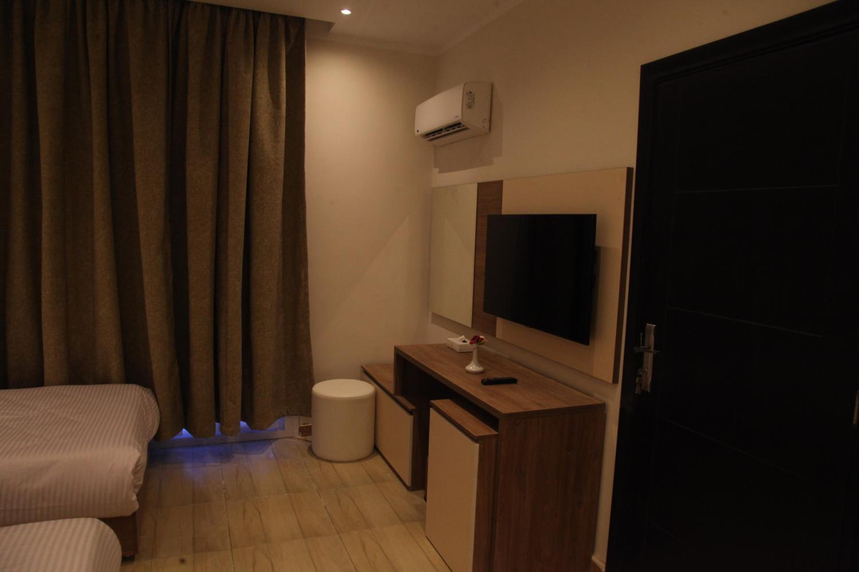 Double Room with Pool View - Photo 12